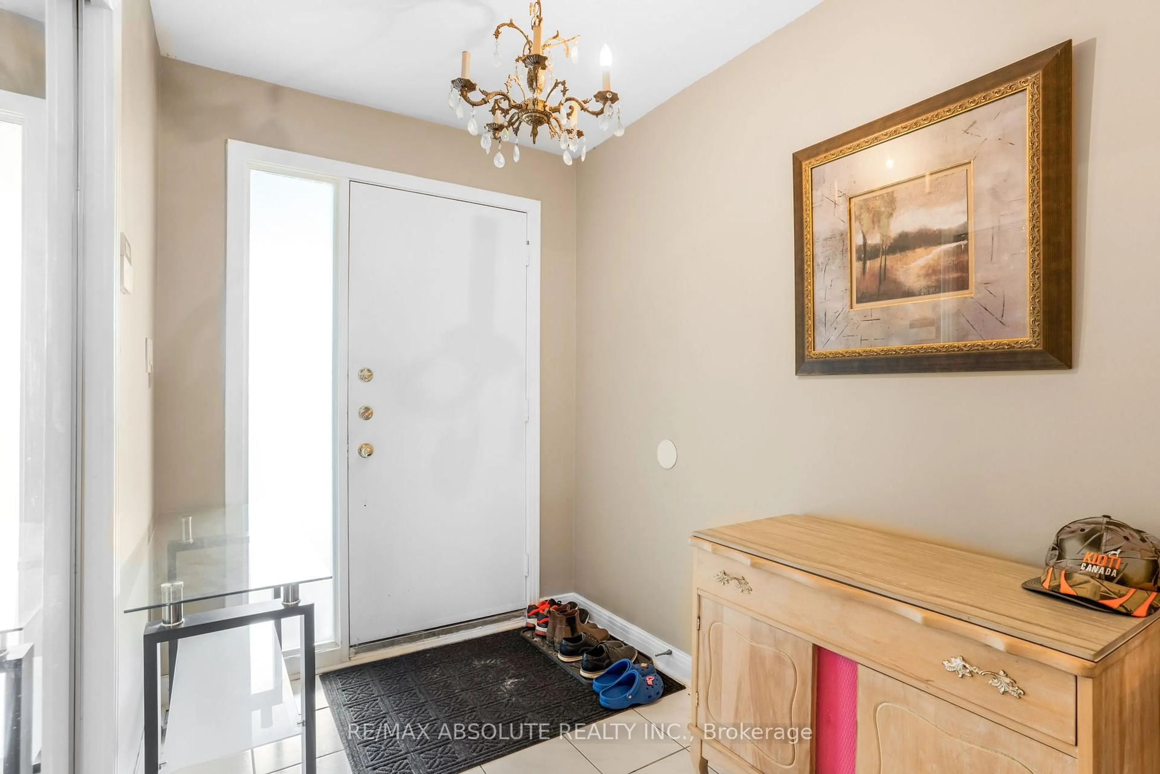 Indoor entryway for 408-410 ALLEN Blvd, Ottawa Ontario K1L 7B5
