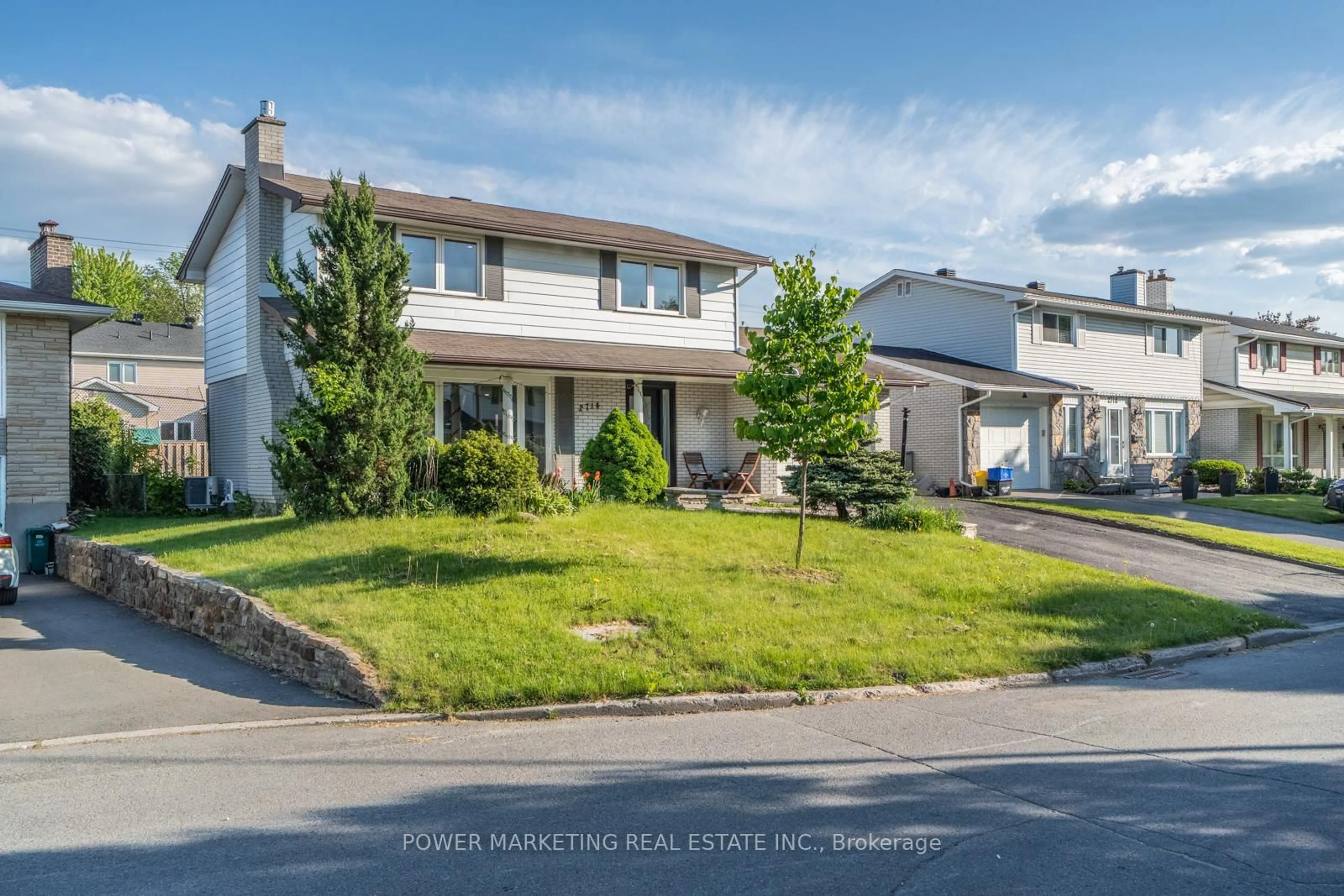 Home with vinyl exterior material, street for 2714 HICKSON Cres, Ottawa Ontario K2H 6Y6