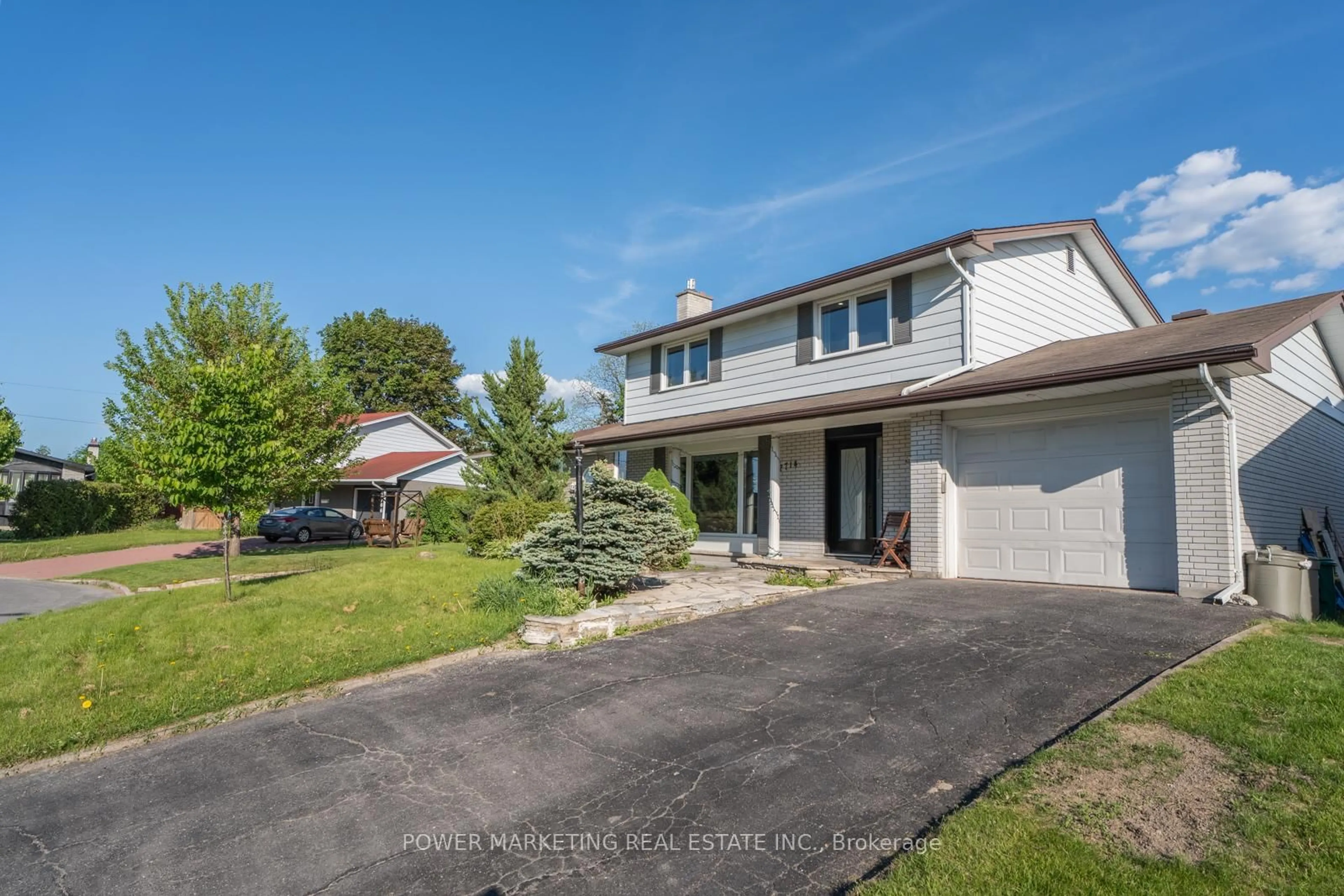 A pic from outside/outdoor area/front of a property/back of a property/a pic from drone, street for 2714 HICKSON Cres, Ottawa Ontario K2H 6Y6