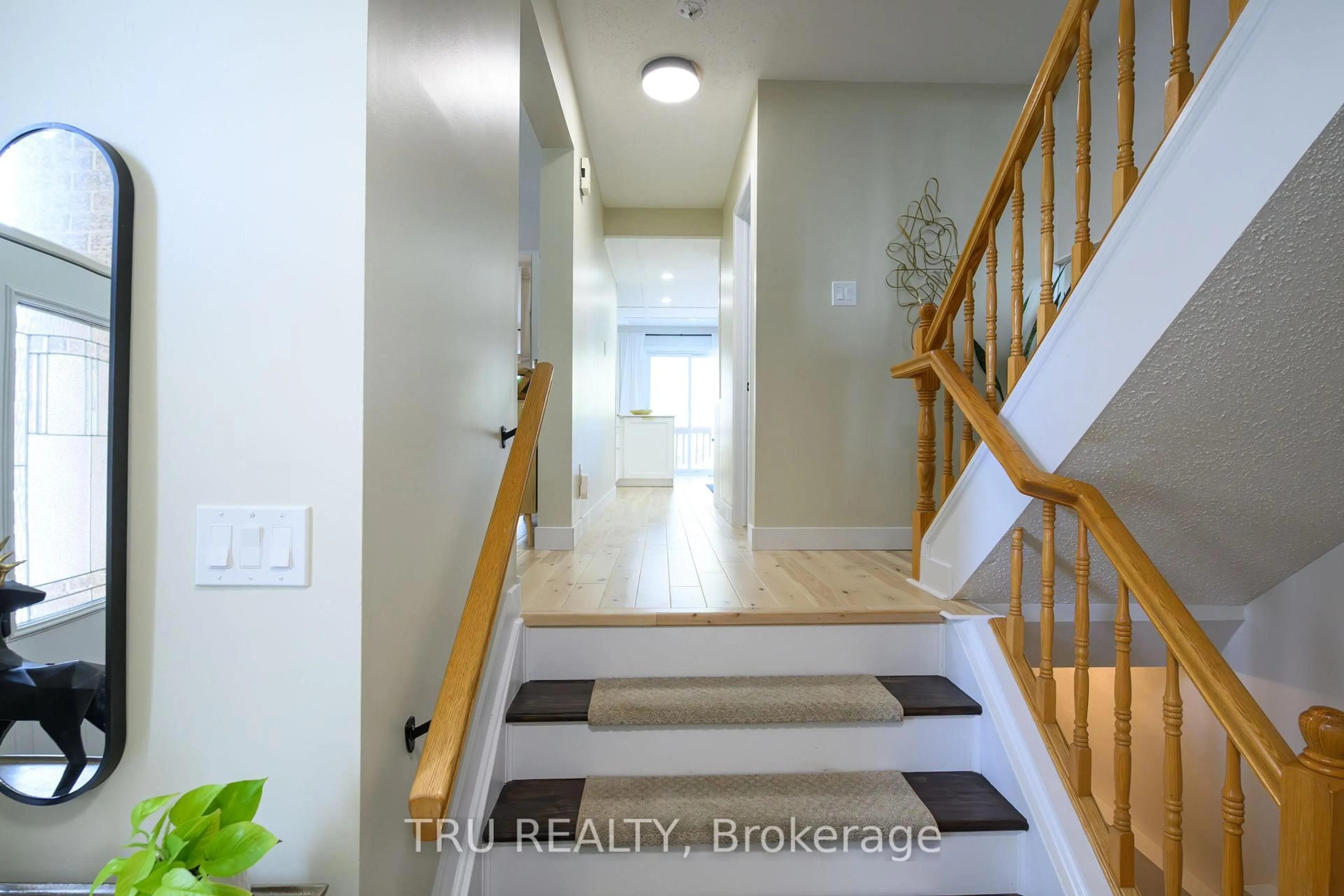 Indoor entryway for 49 Florizel Ave, Ottawa Ontario K2H 9R1