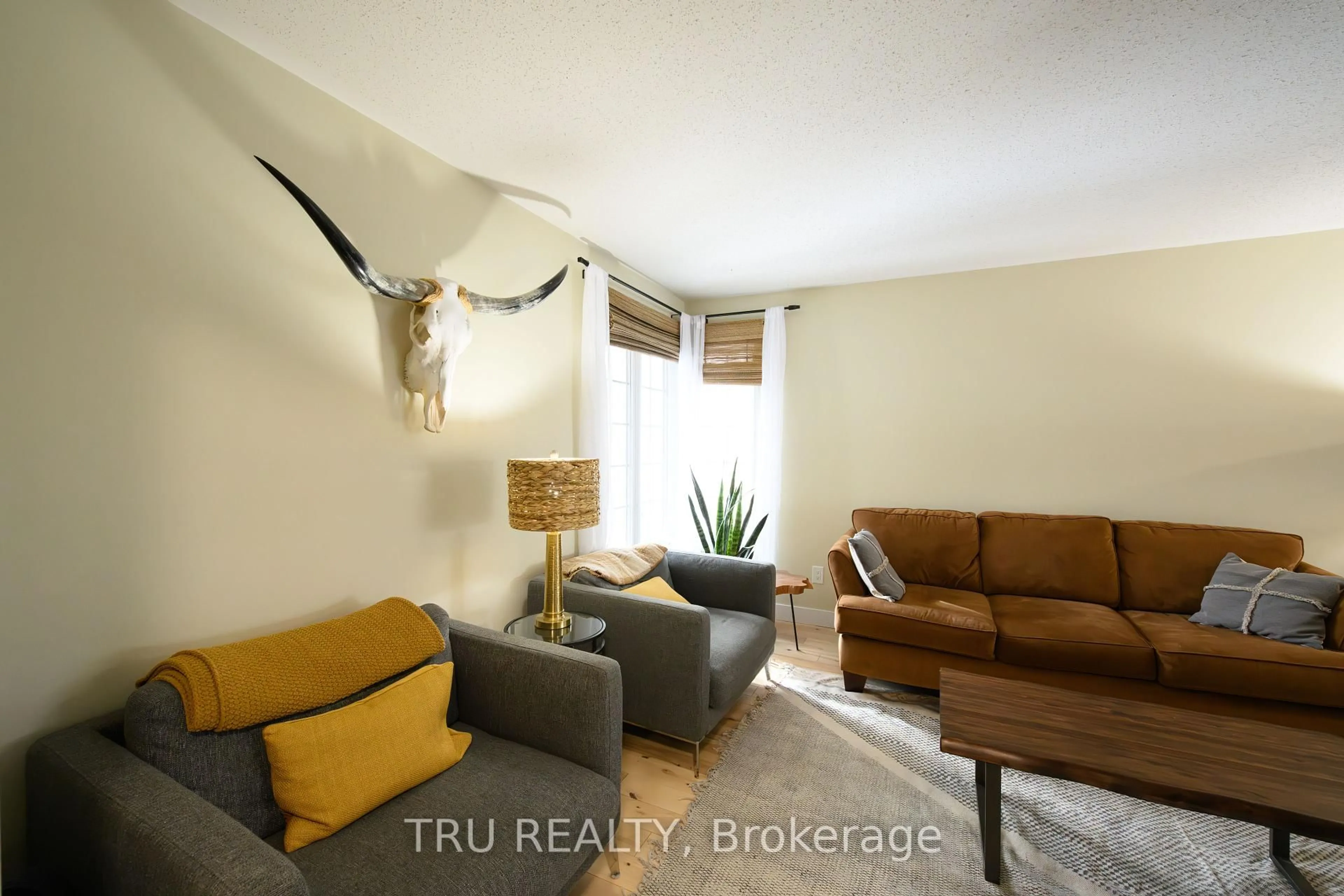 Living room with furniture, unknown for 49 Florizel Ave, Ottawa Ontario K2H 9R1