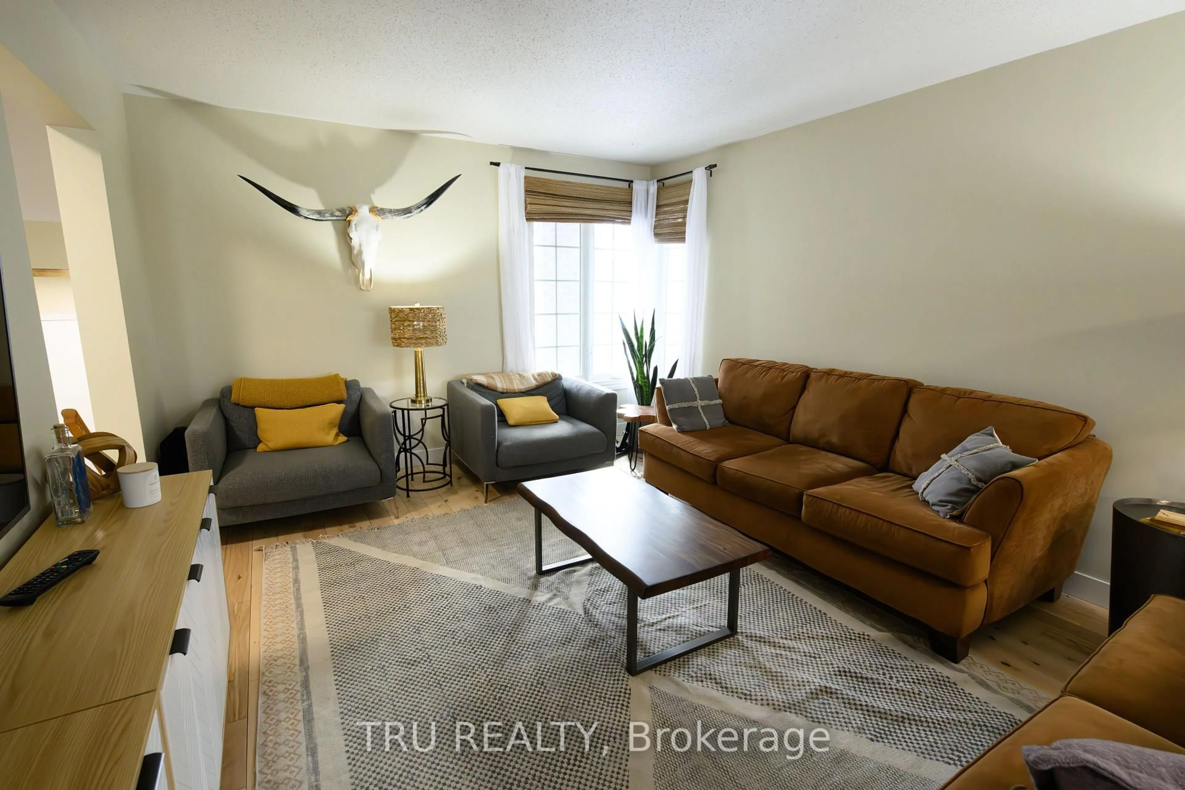 Living room with furniture, unknown for 49 Florizel Ave, Ottawa Ontario K2H 9R1