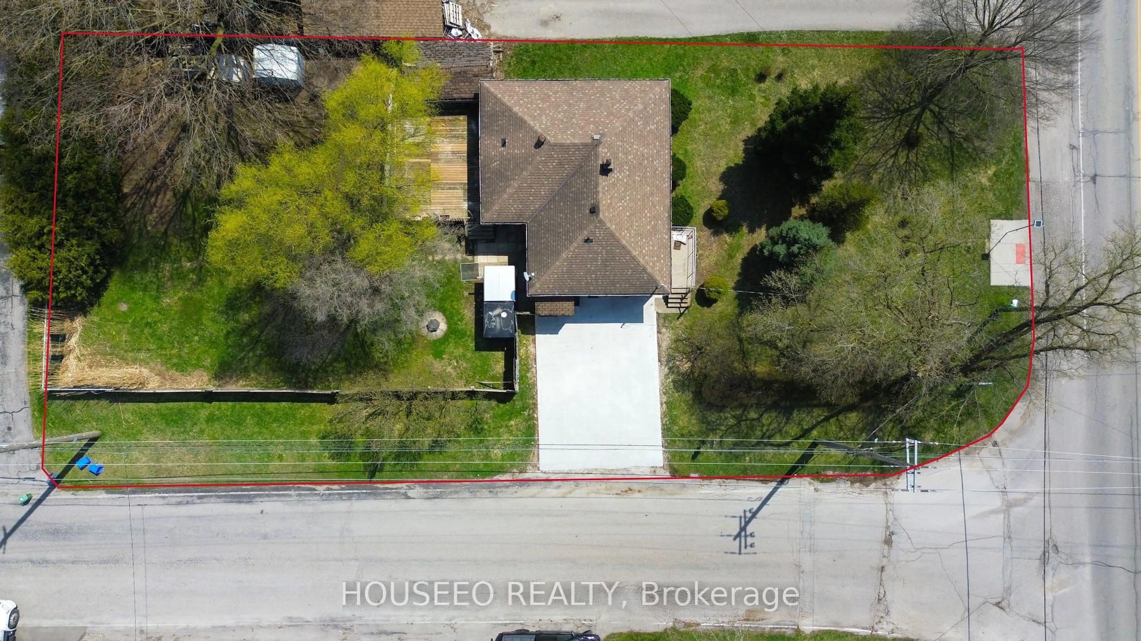 A pic from outside/outdoor area/front of a property/back of a property/a pic from drone, street for 1224 Hamilton Rd, London East Ontario N5W 1B2