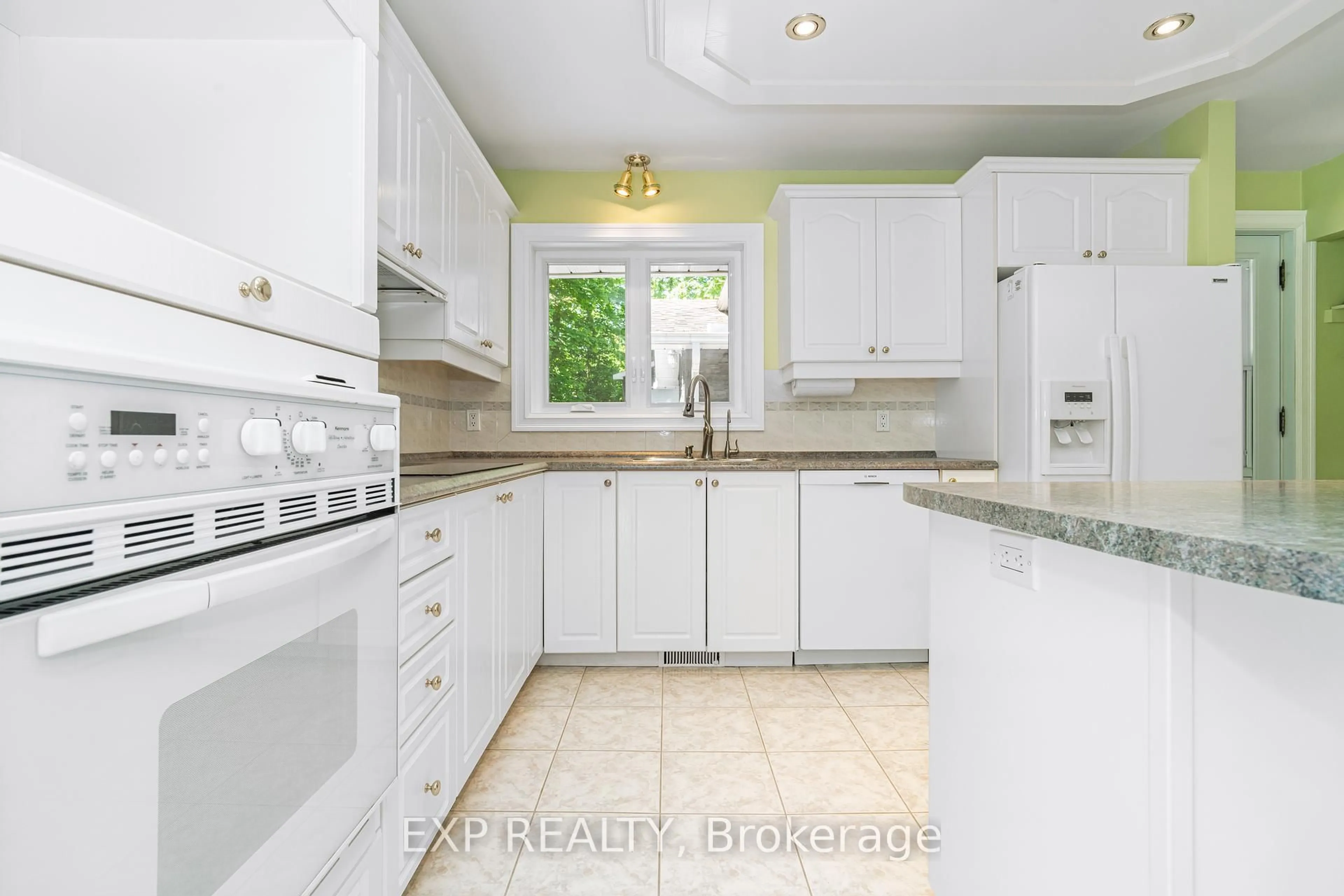 Standard kitchen, ceramic/tile floor for 2577 Regional 174 Rd, Ottawa Ontario K4C 1E5