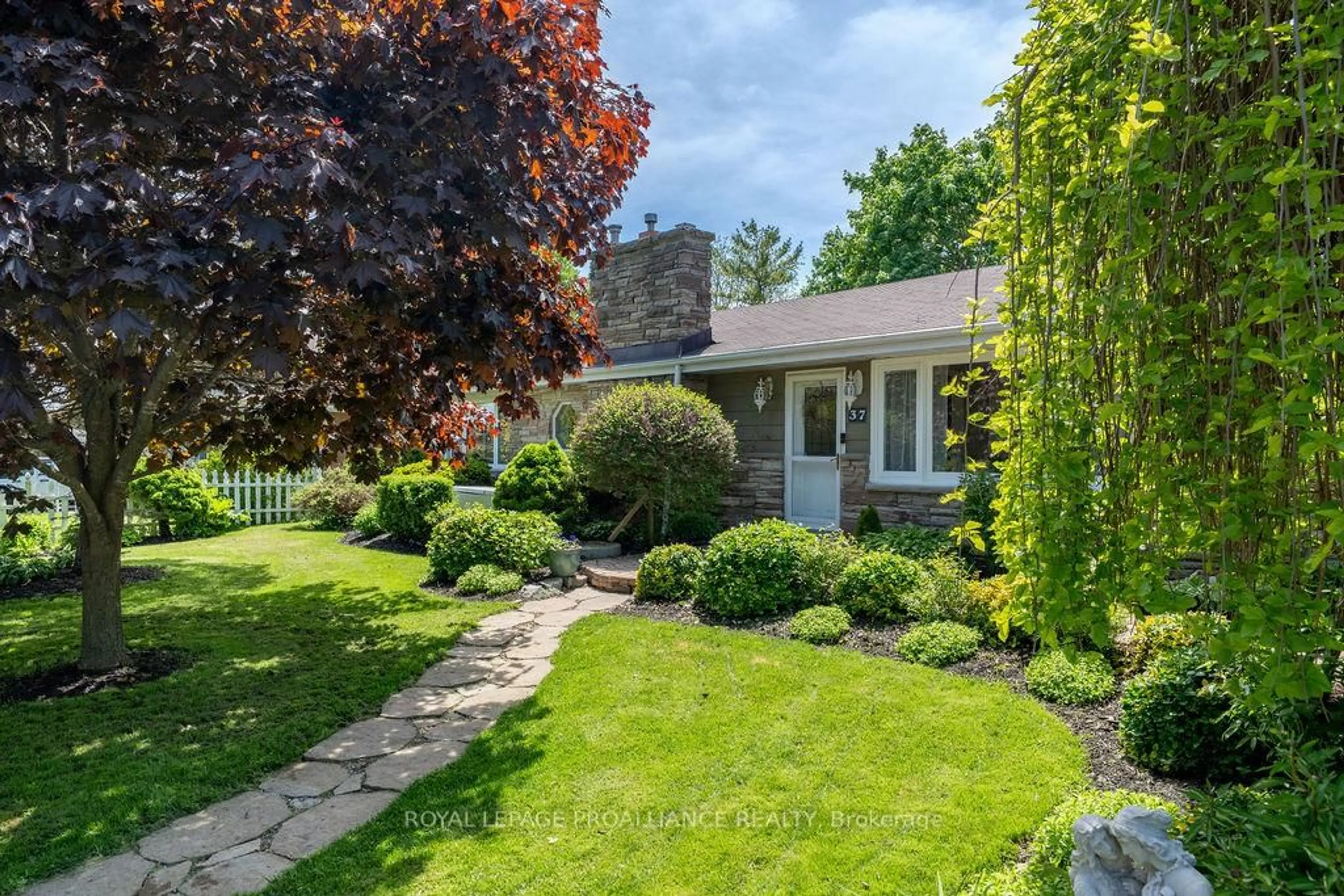 A pic from outside/outdoor area/front of a property/back of a property/a pic from drone, street for 37 Bird Cres, Belleville Ontario K8N 4Z5