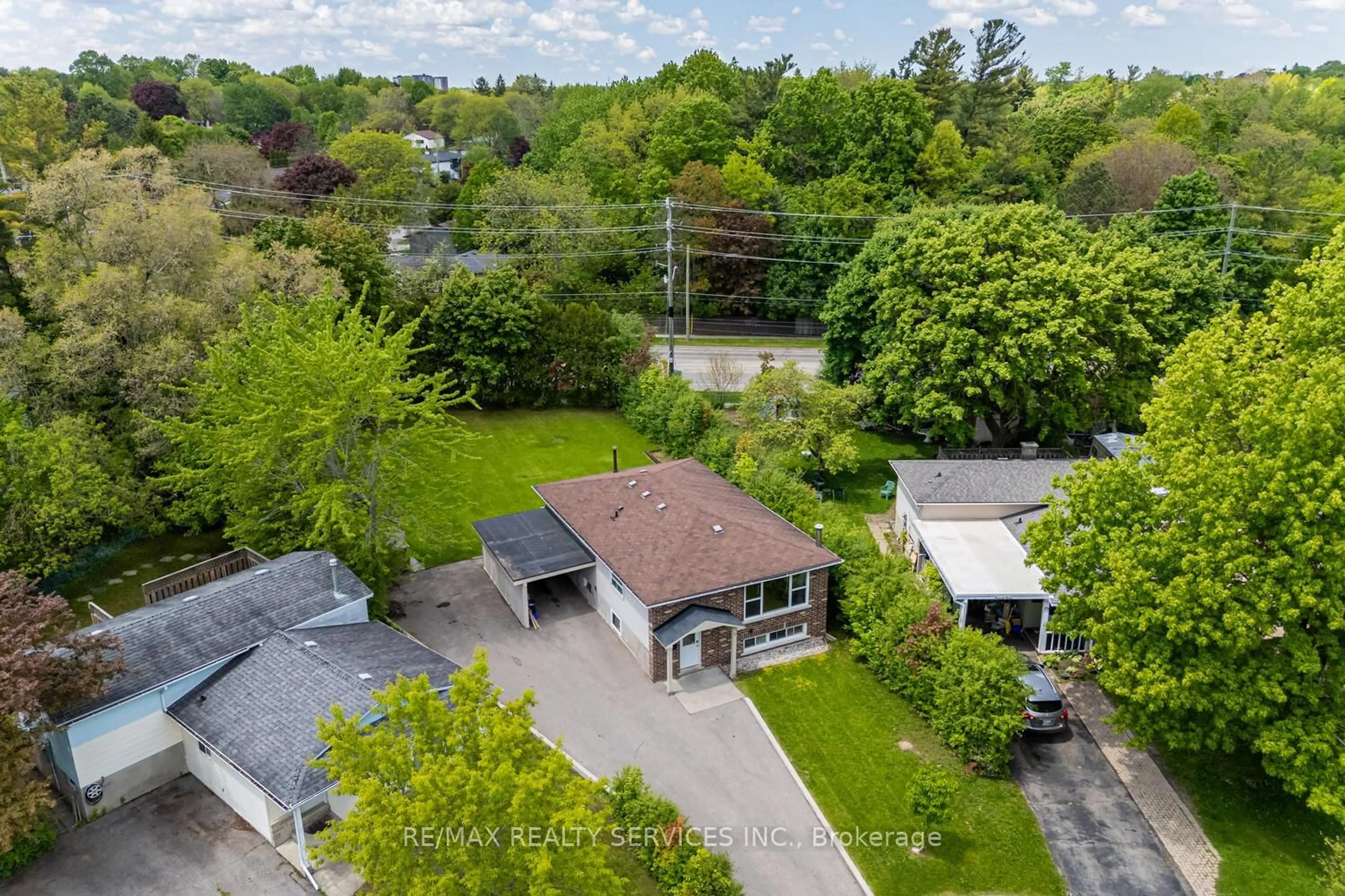 A pic from outside/outdoor area/front of a property/back of a property/a pic from drone, unknown for 71 Helene Cres, Waterloo Ontario N2L 5E6