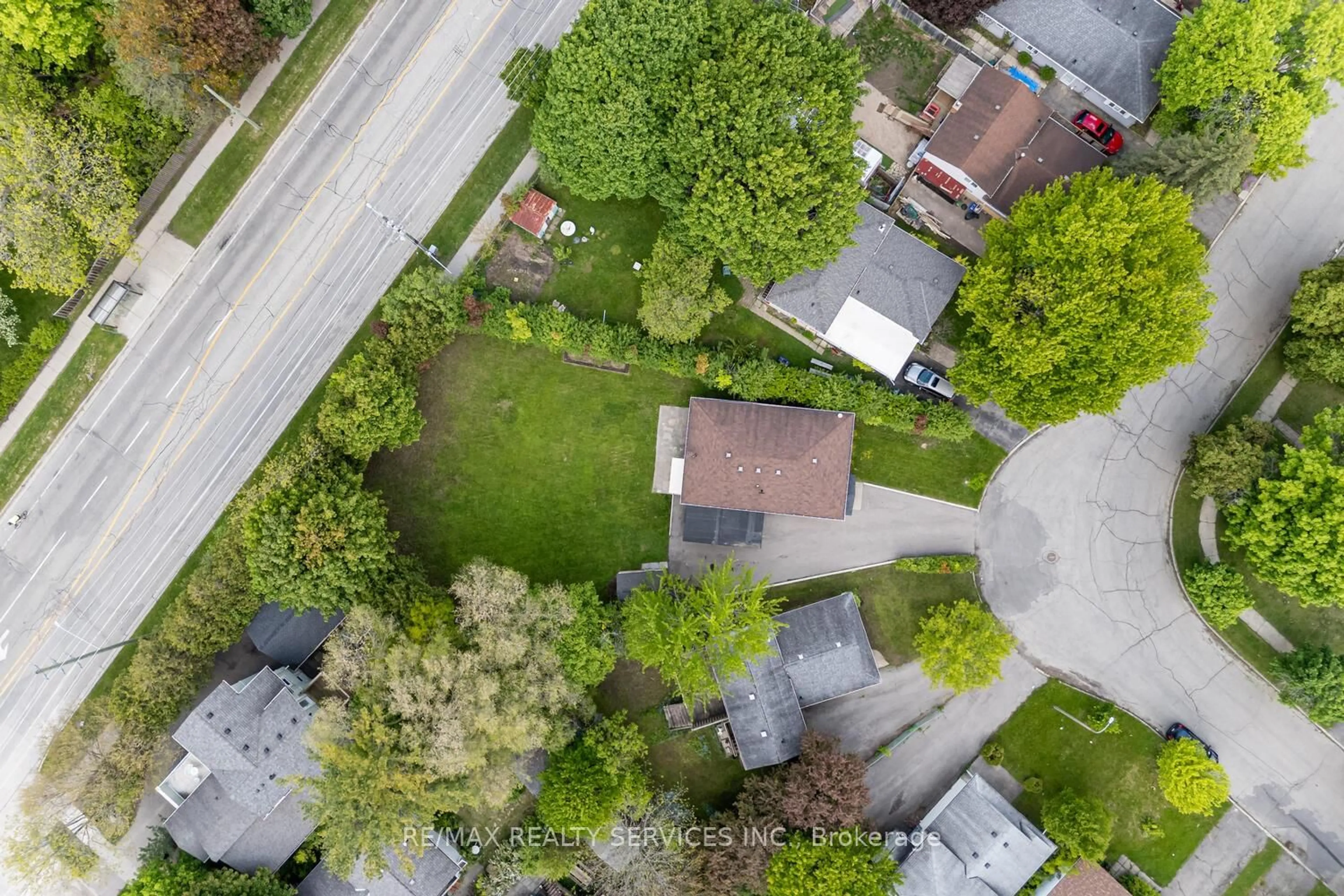 A pic from outside/outdoor area/front of a property/back of a property/a pic from drone, street for 71 Helene Cres, Waterloo Ontario N2L 5E6