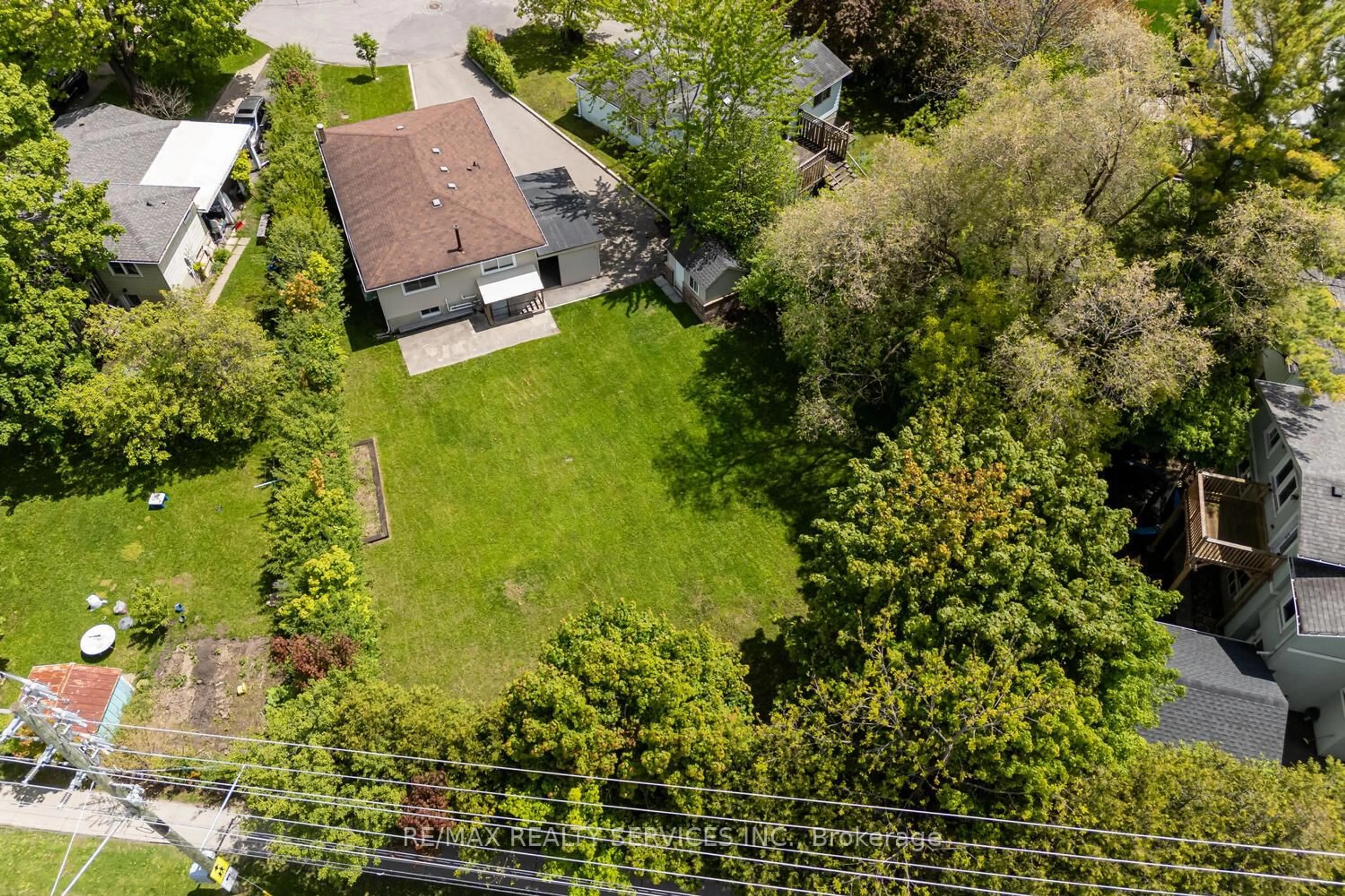 A pic from outside/outdoor area/front of a property/back of a property/a pic from drone, street for 71 Helene Cres, Waterloo Ontario N2L 5E6