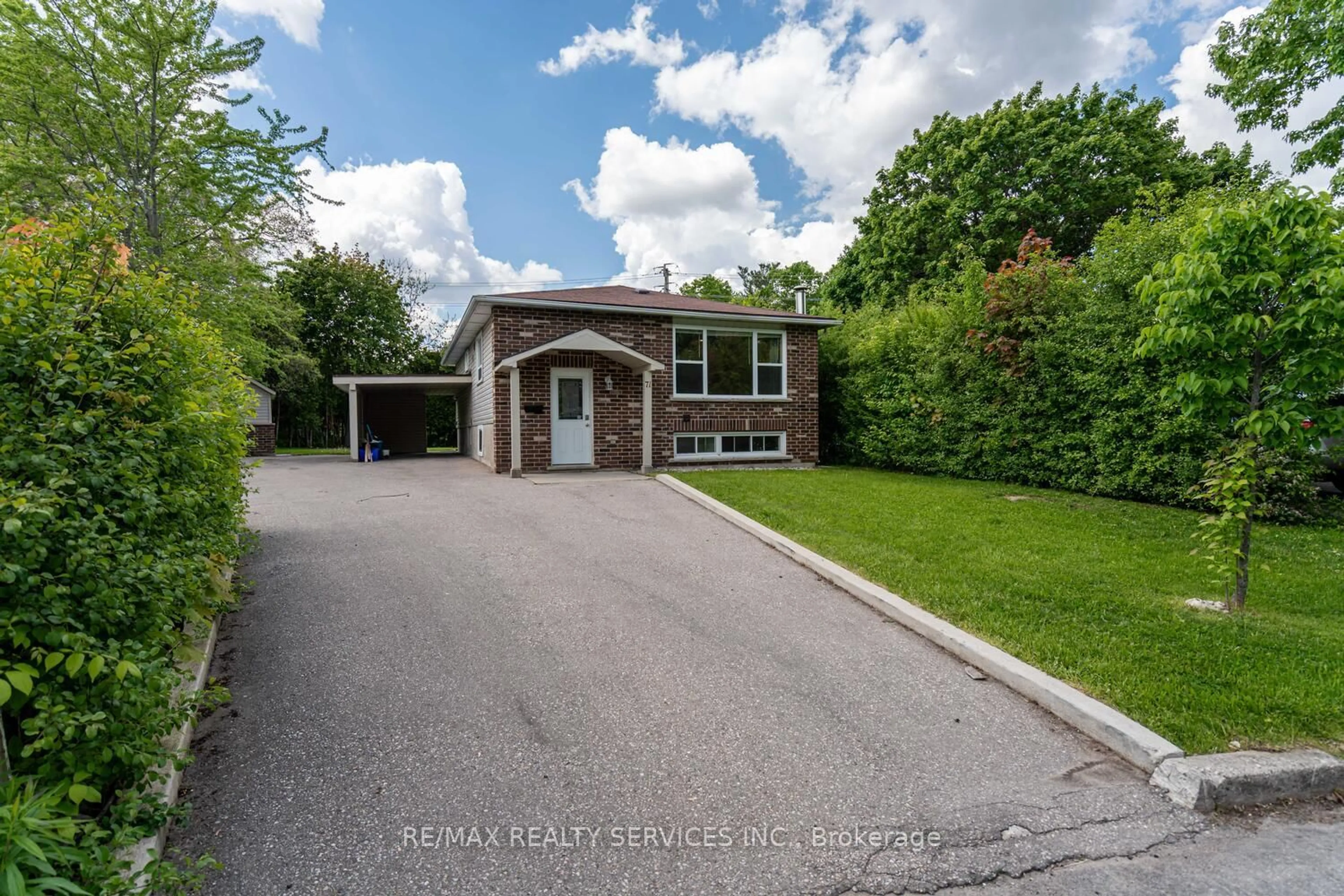 A pic from outside/outdoor area/front of a property/back of a property/a pic from drone, street for 71 Helene Cres, Waterloo Ontario N2L 5E6