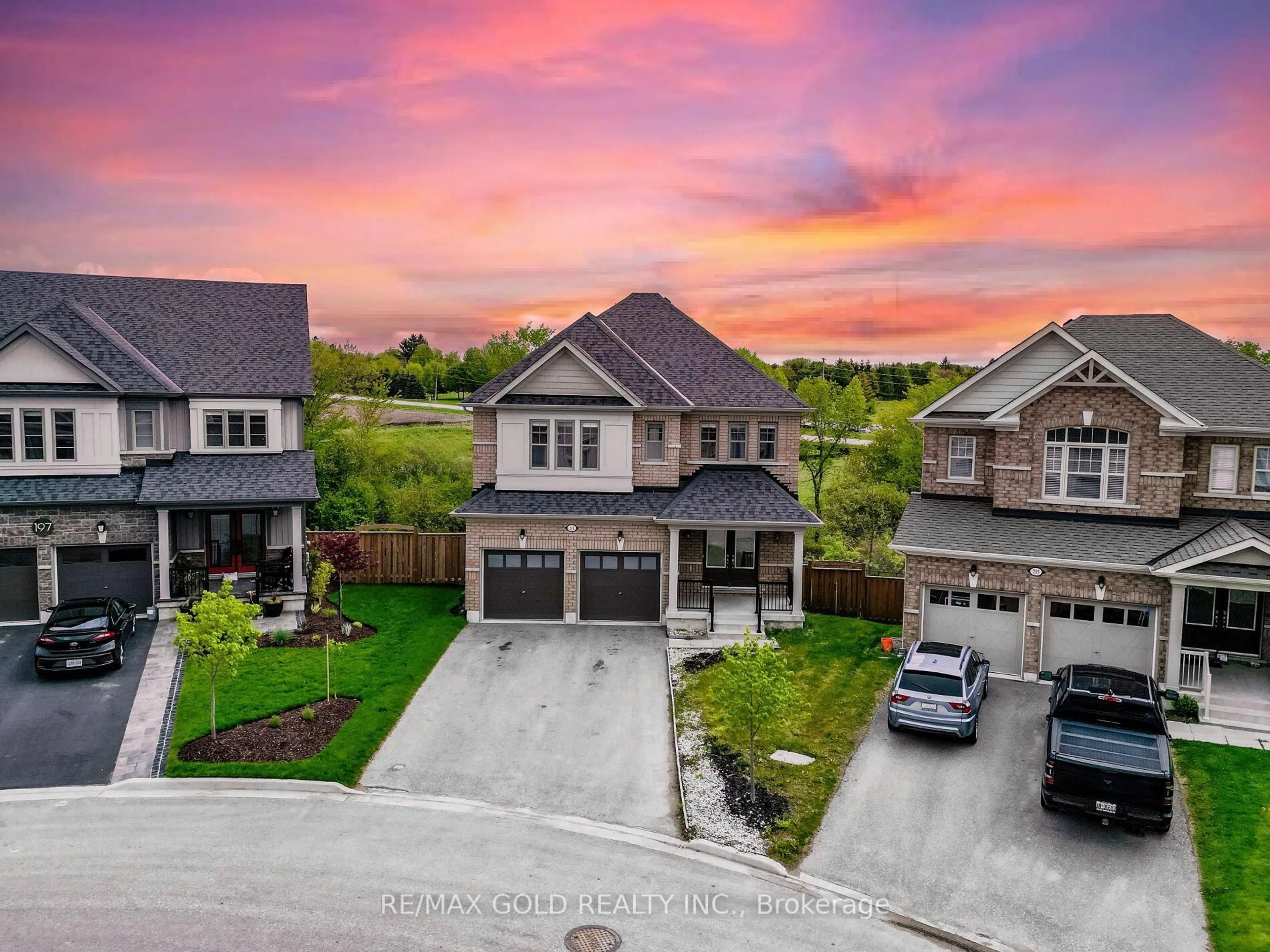 A pic from outside/outdoor area/front of a property/back of a property/a pic from drone, street for 201 Mcfarlane Cres, Centre Wellington Ontario N1M 0G5