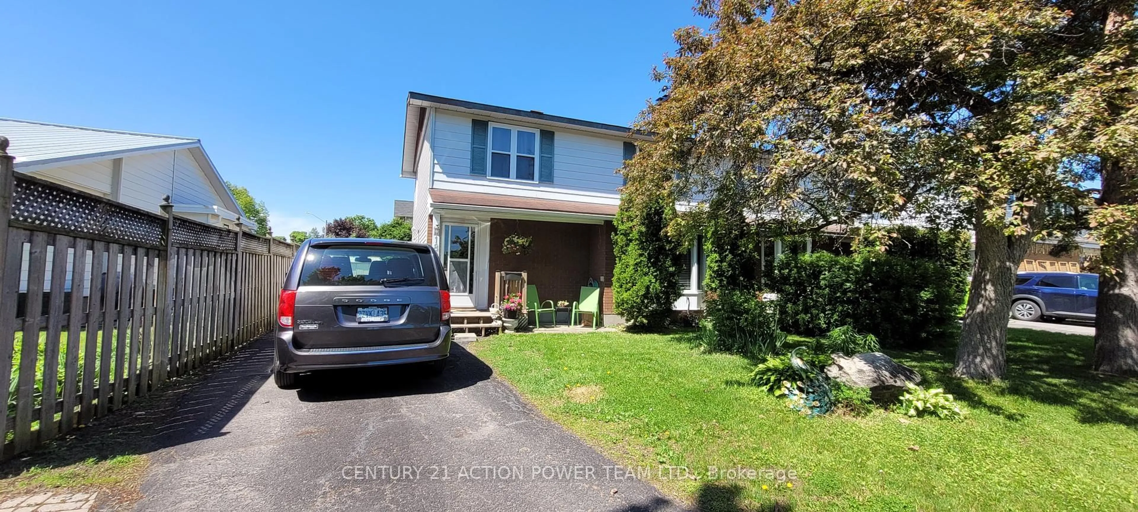 A pic from outside/outdoor area/front of a property/back of a property/a pic from drone, street for 1829 Cloverlawn Cres, Ottawa Ontario K1J 6V6