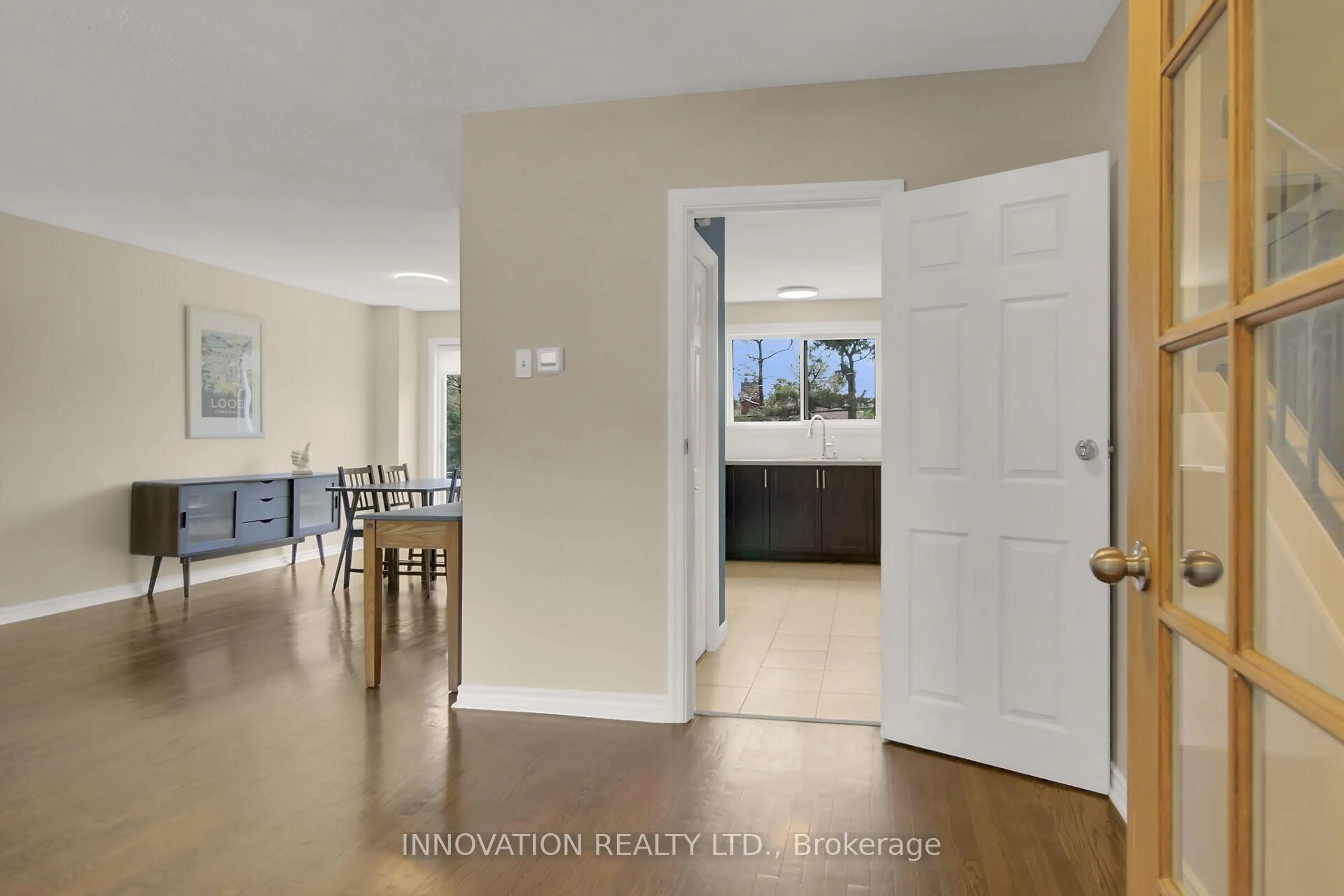 Indoor entryway for 346 Britannia Rd, Ottawa Ontario K2B 5X8