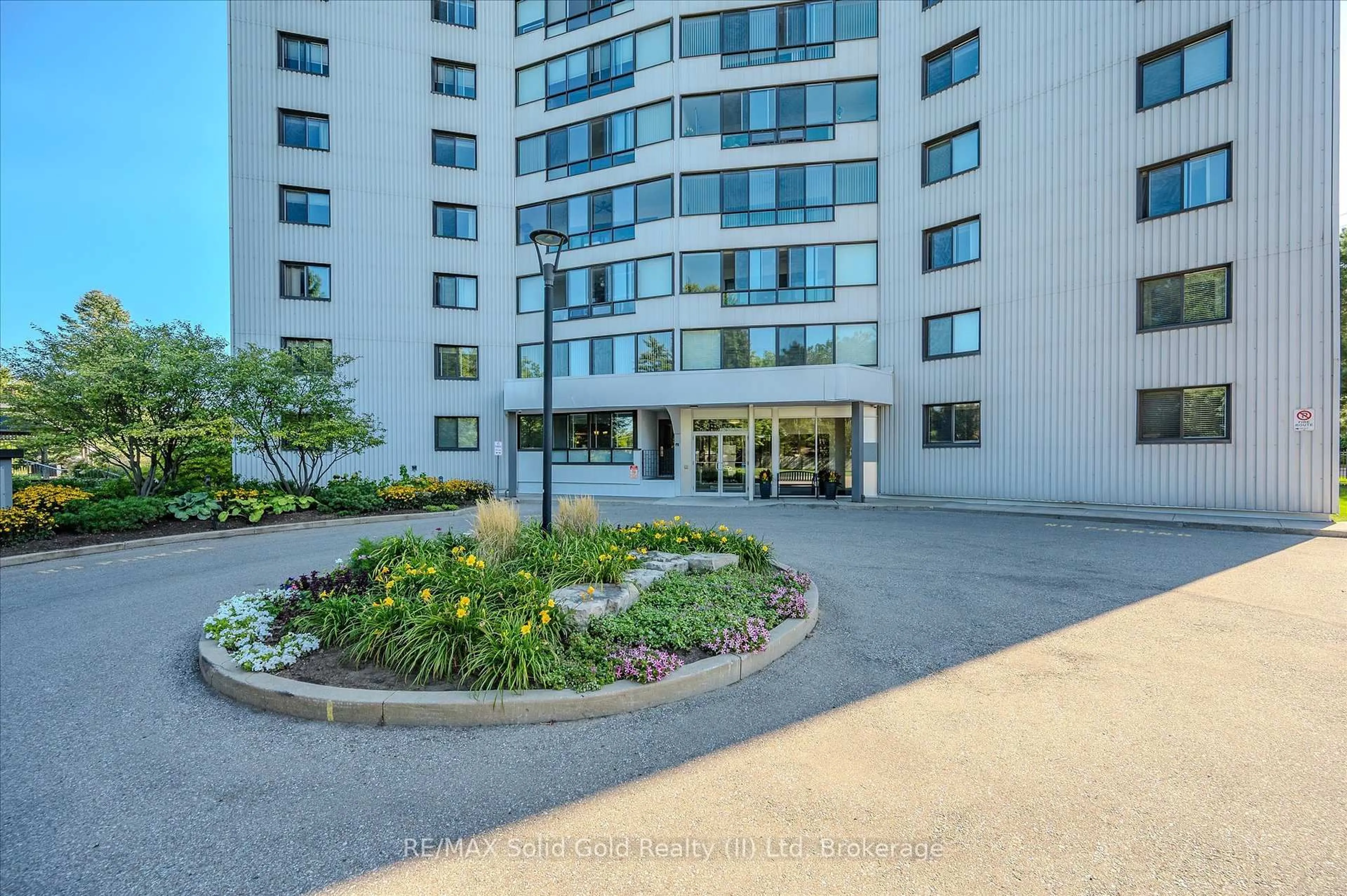 Indoor foyer for 250 Glenridge Dr #603, Waterloo Ontario N2J 4H8