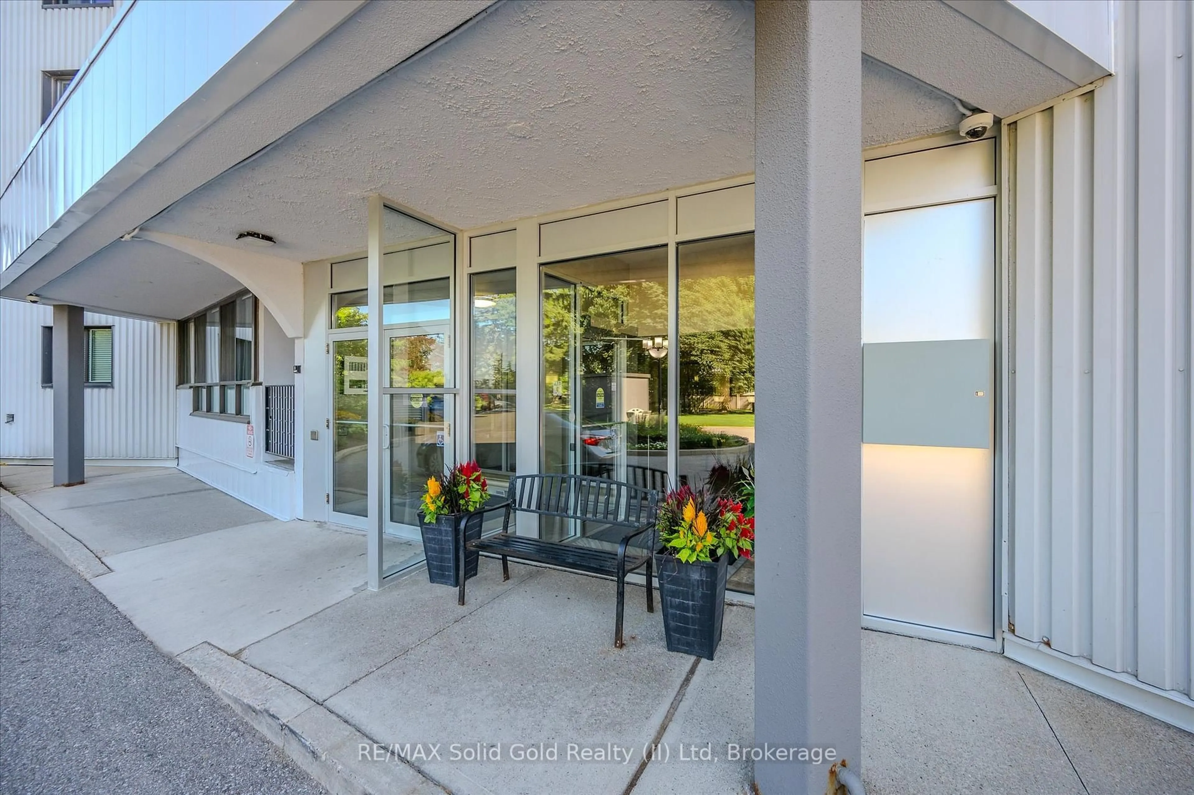 Indoor foyer for 250 Glenridge Dr #603, Waterloo Ontario N2J 4H8