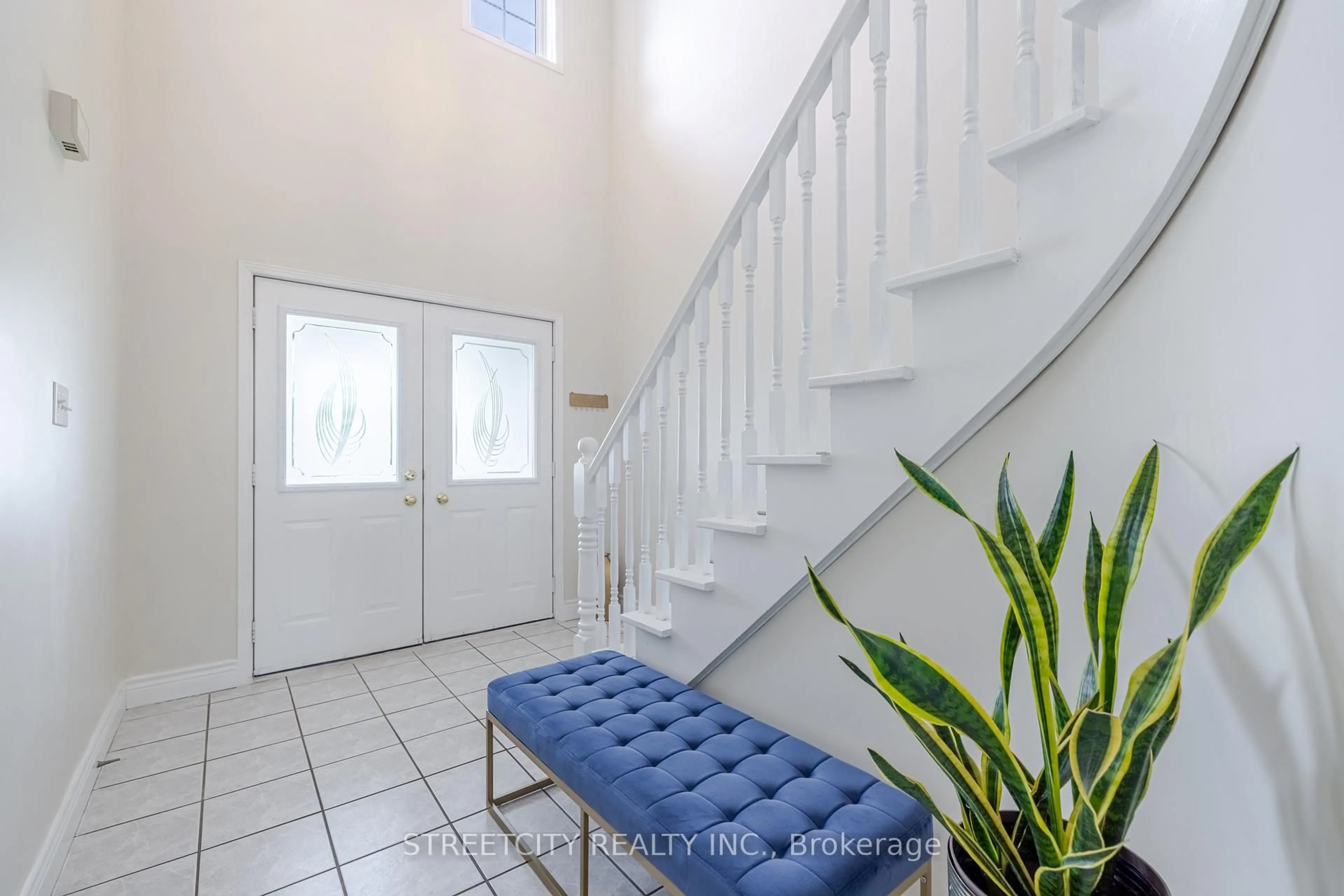 Indoor entryway for 1315 Limeridge Rd, Hamilton Ontario L8W 1L5