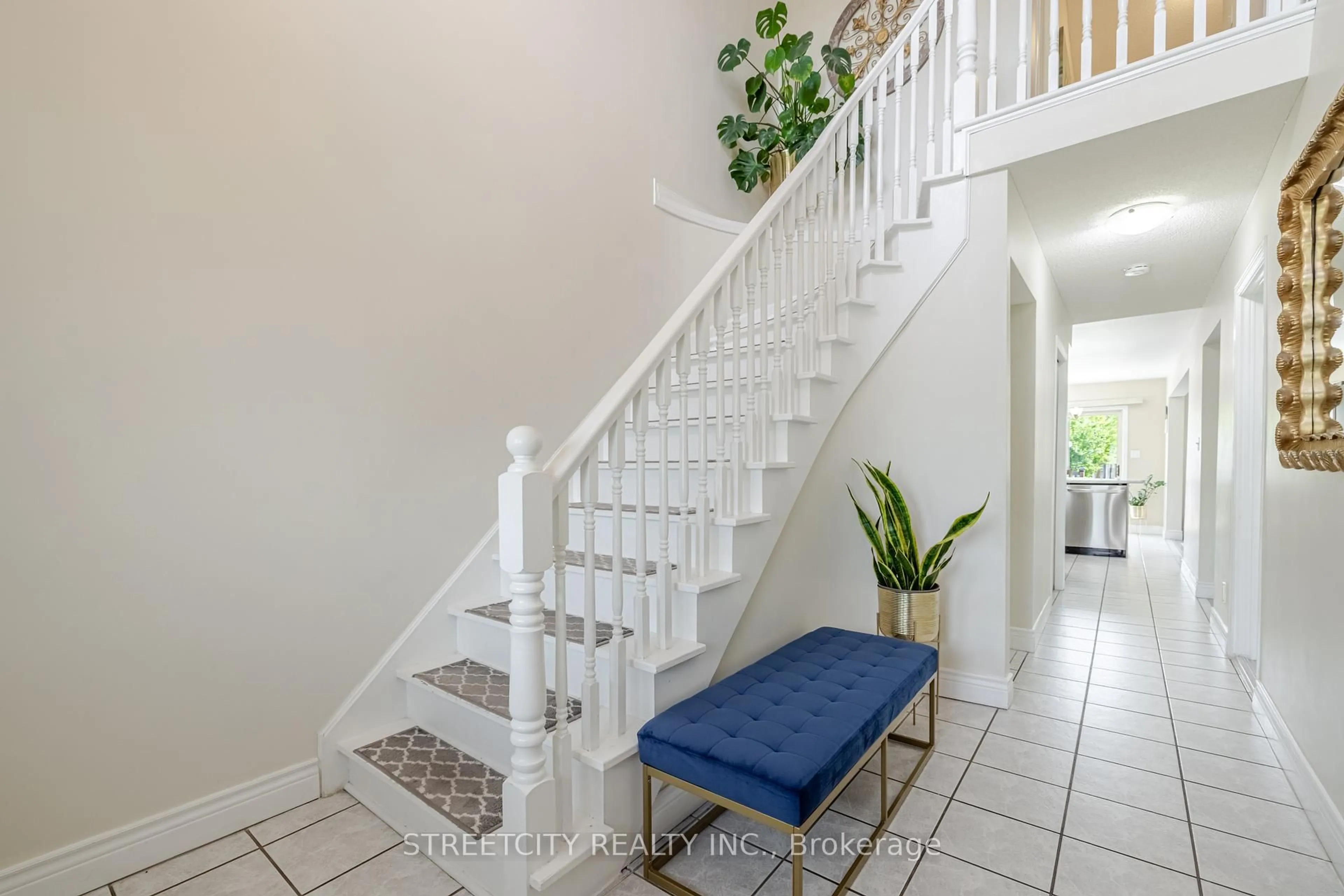 Indoor entryway for 1315 Limeridge Rd, Hamilton Ontario L8W 1L5