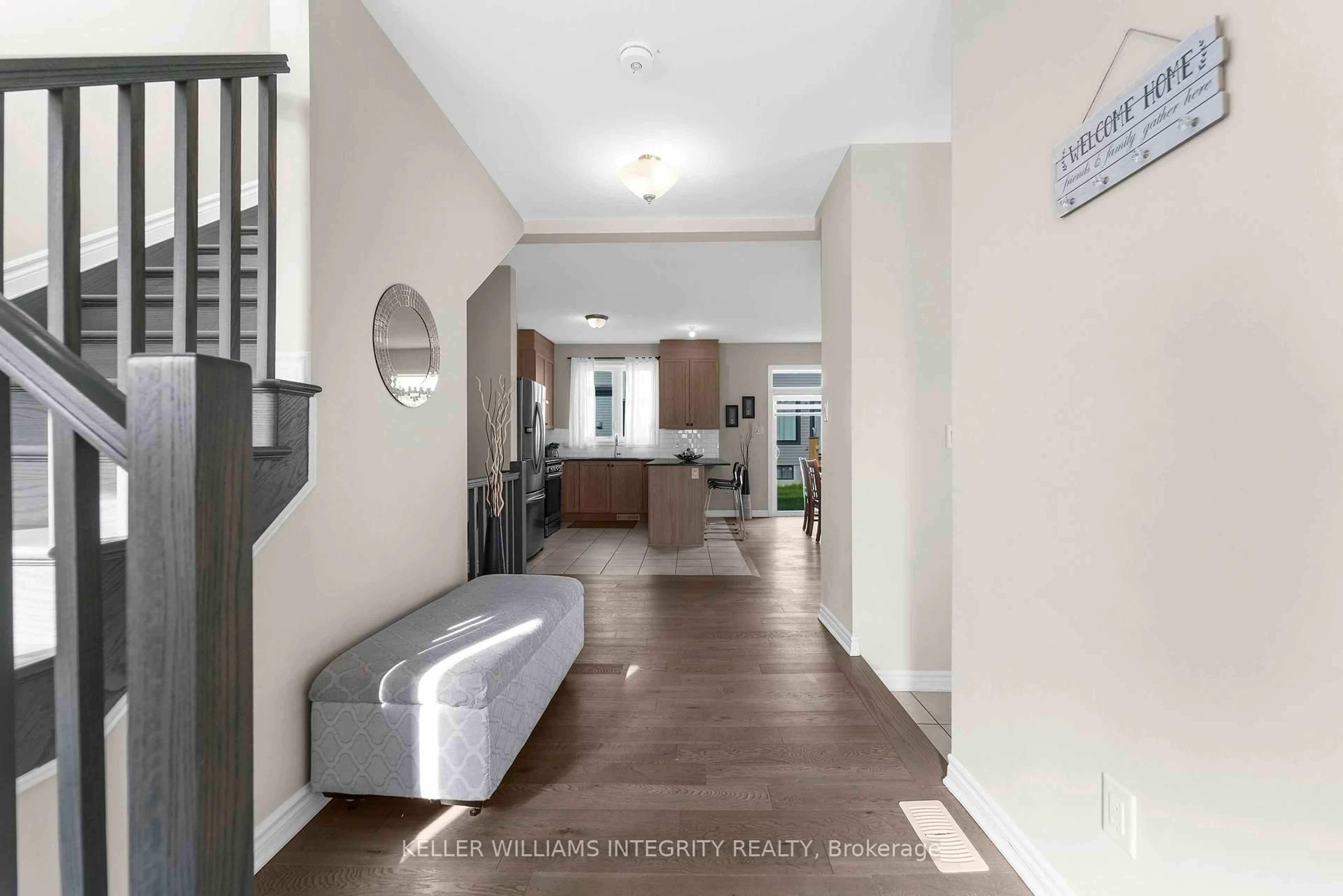 Indoor entryway for 724 Vennecy Terr, Ottawa Ontario K1W 0N3