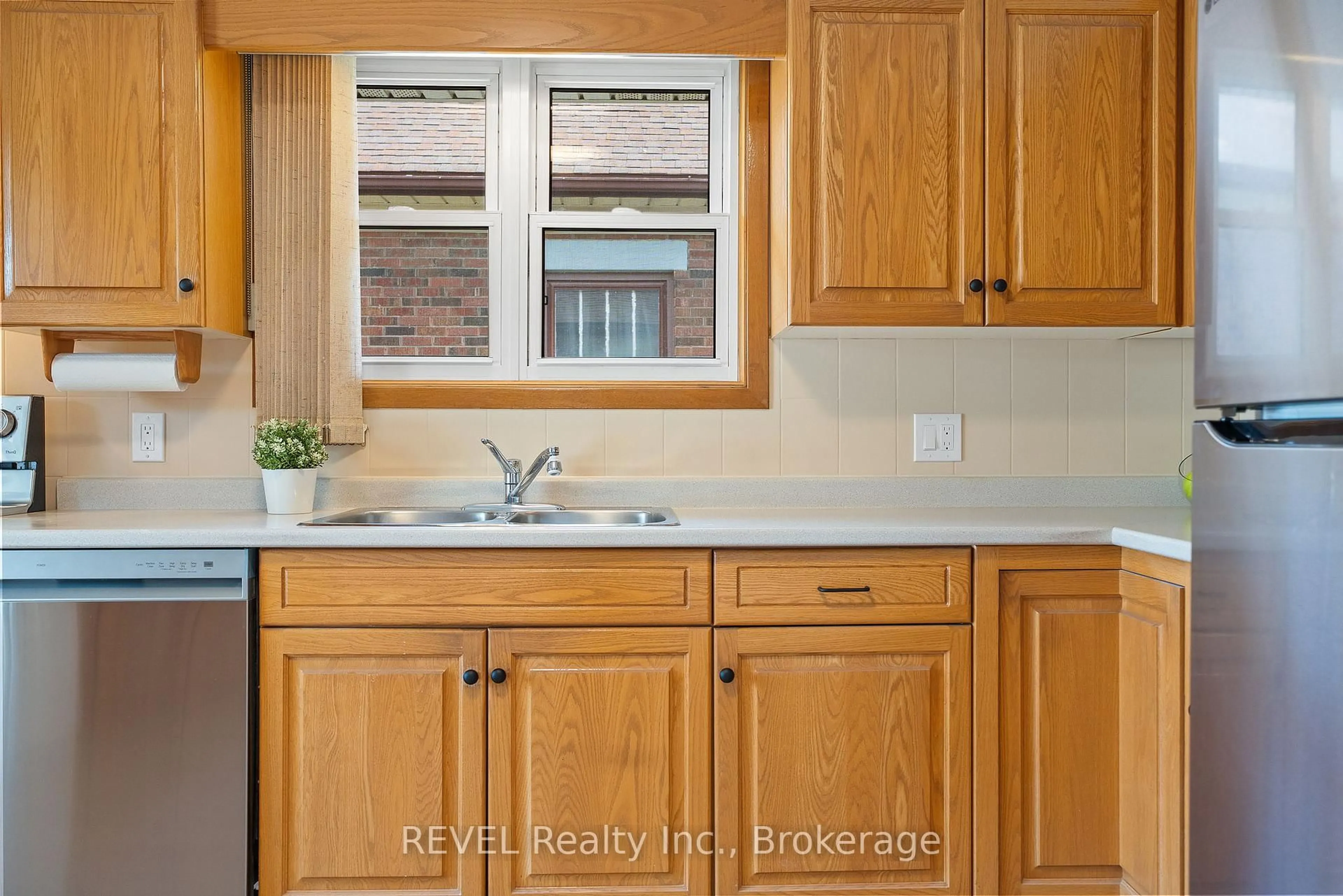 Standard kitchen, ceramic/tile floor for 62 St. George St, St. Catharines Ontario L2M 5P6
