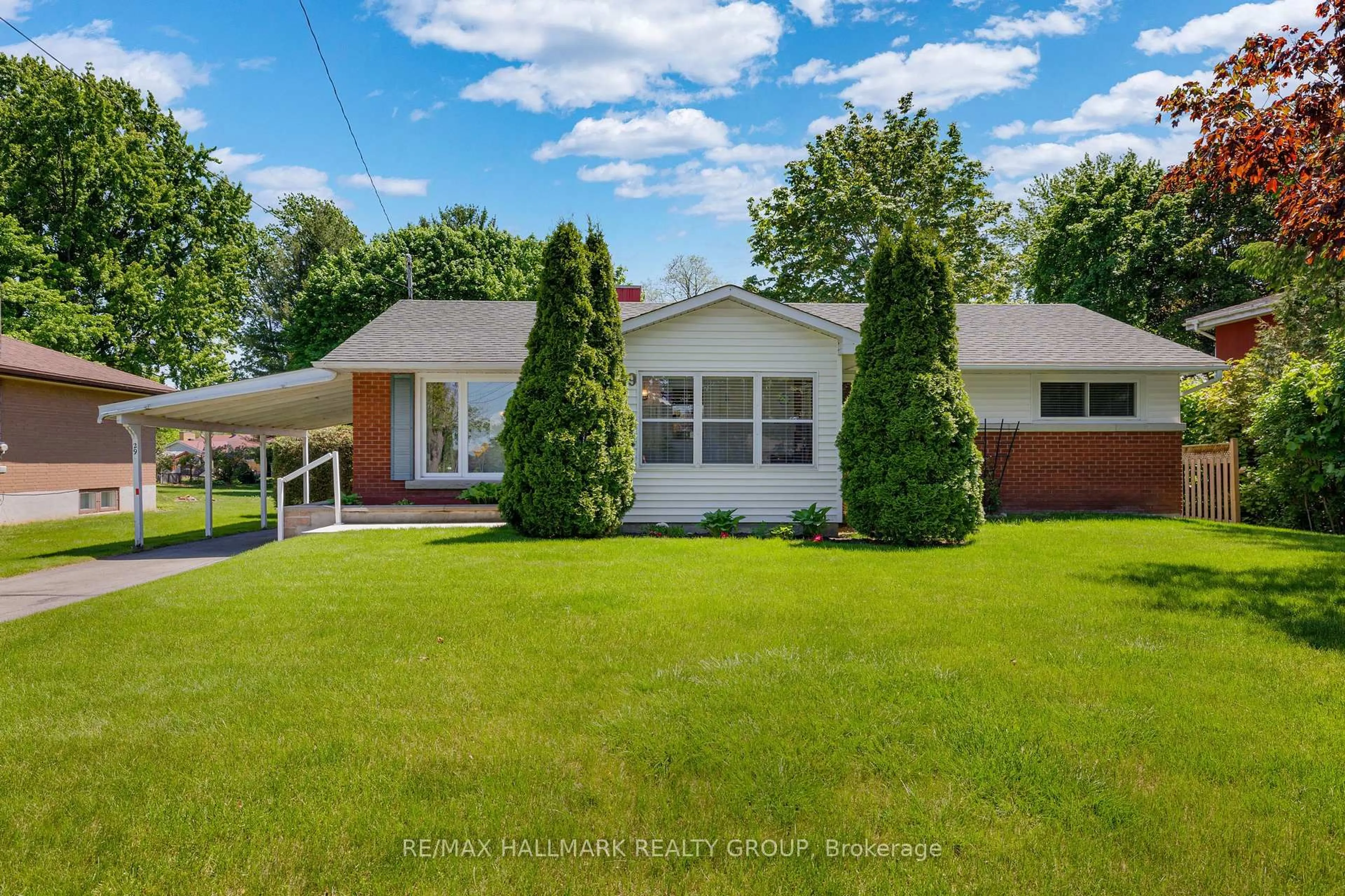 Home with vinyl exterior material, street for 29 Crawford St, Brockville Ontario K6V 1S2