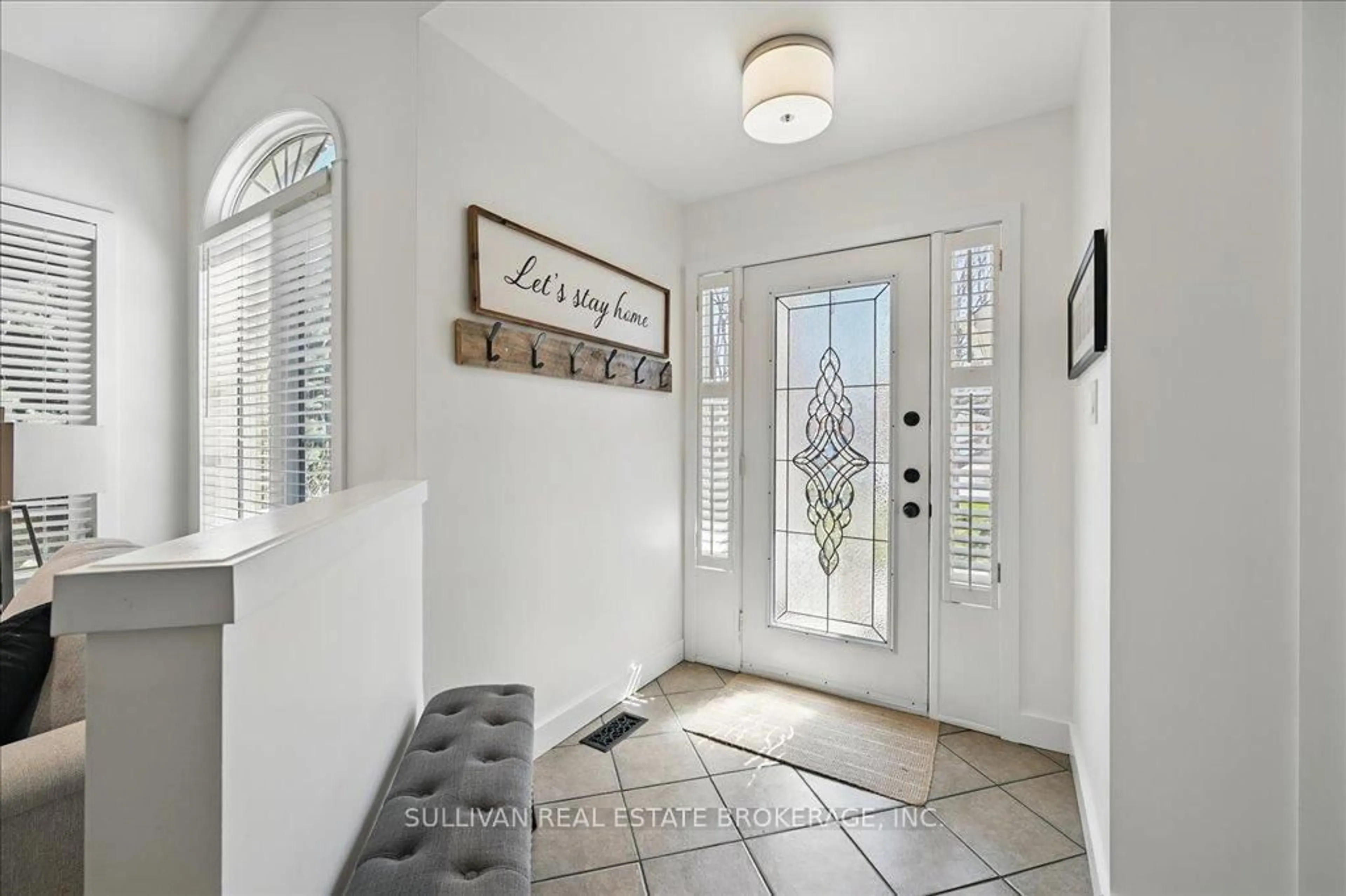 Indoor entryway for 17 Rockhaven Lane, Hamilton Ontario L8B 0H7
