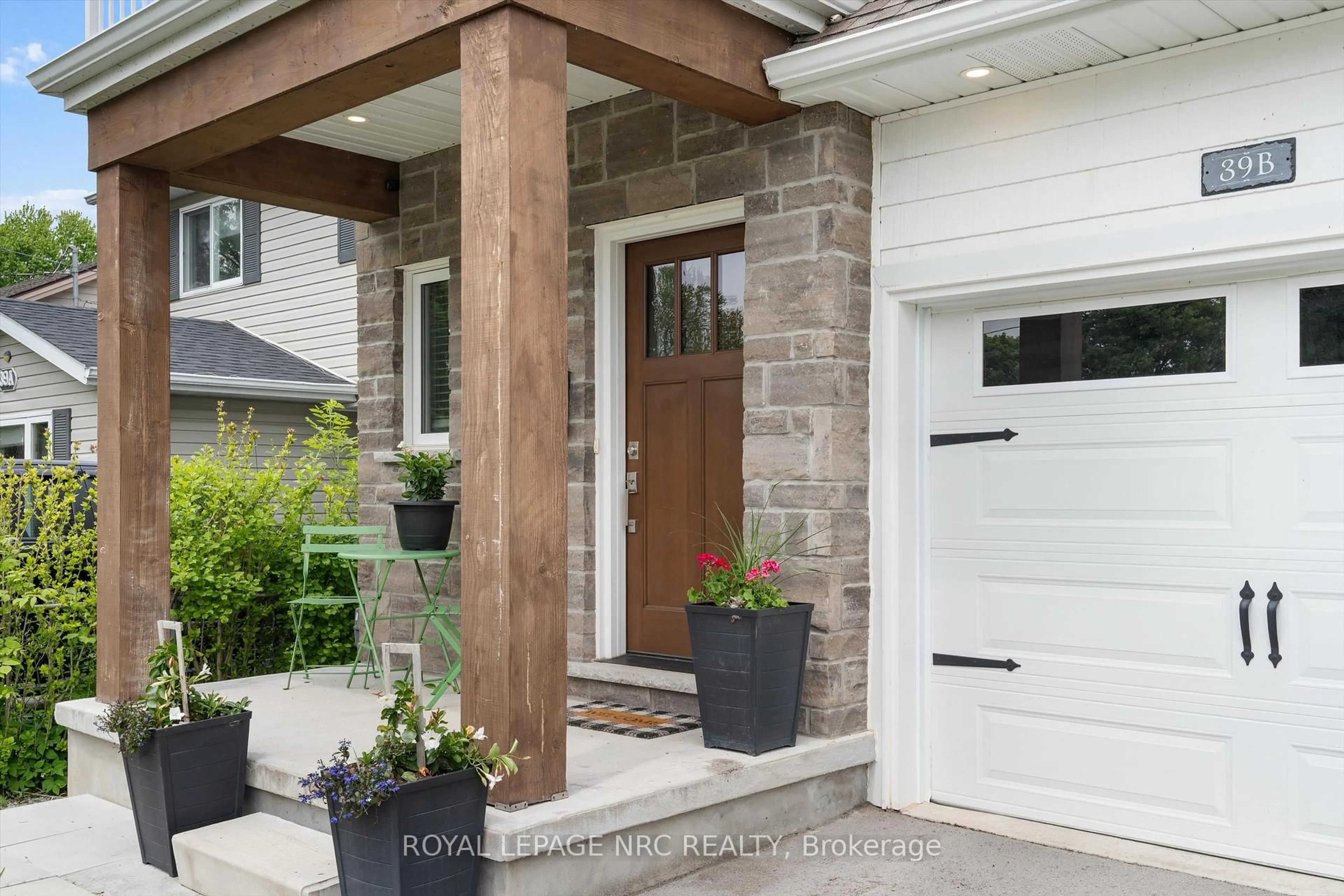 Indoor entryway for 39B Beachaven Dr, St. Catharines Ontario L2M 1A6