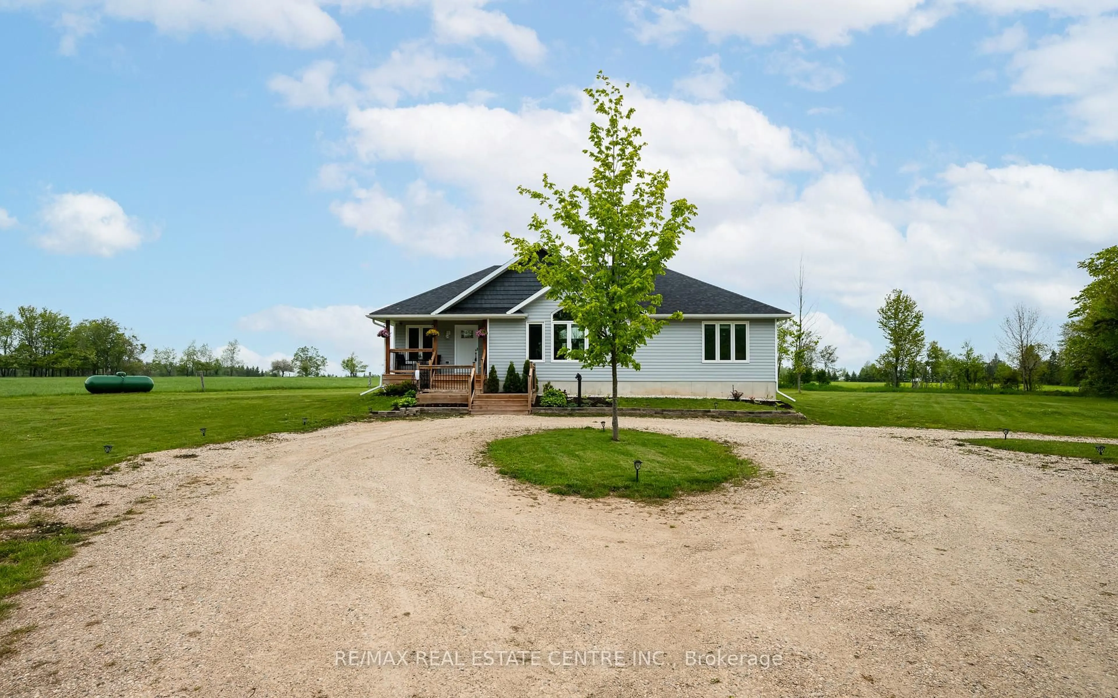 A pic from outside/outdoor area/front of a property/back of a property/a pic from drone, building for 681169 Sideroad 260 Rd, Melancthon Ontario L9V 2M8