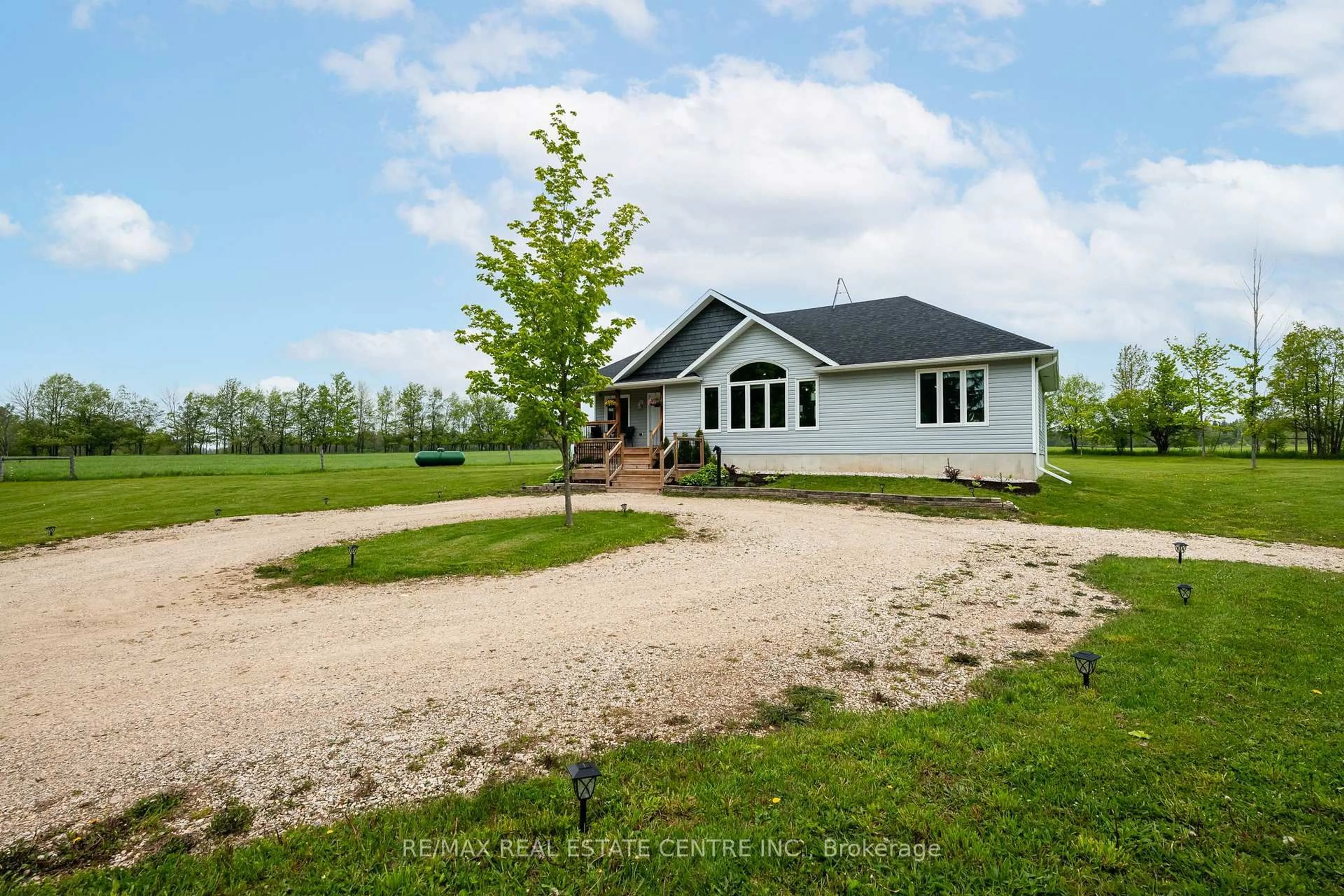 A pic from outside/outdoor area/front of a property/back of a property/a pic from drone, unknown for 681169 Sideroad 260 Rd, Melancthon Ontario L9V 2M8