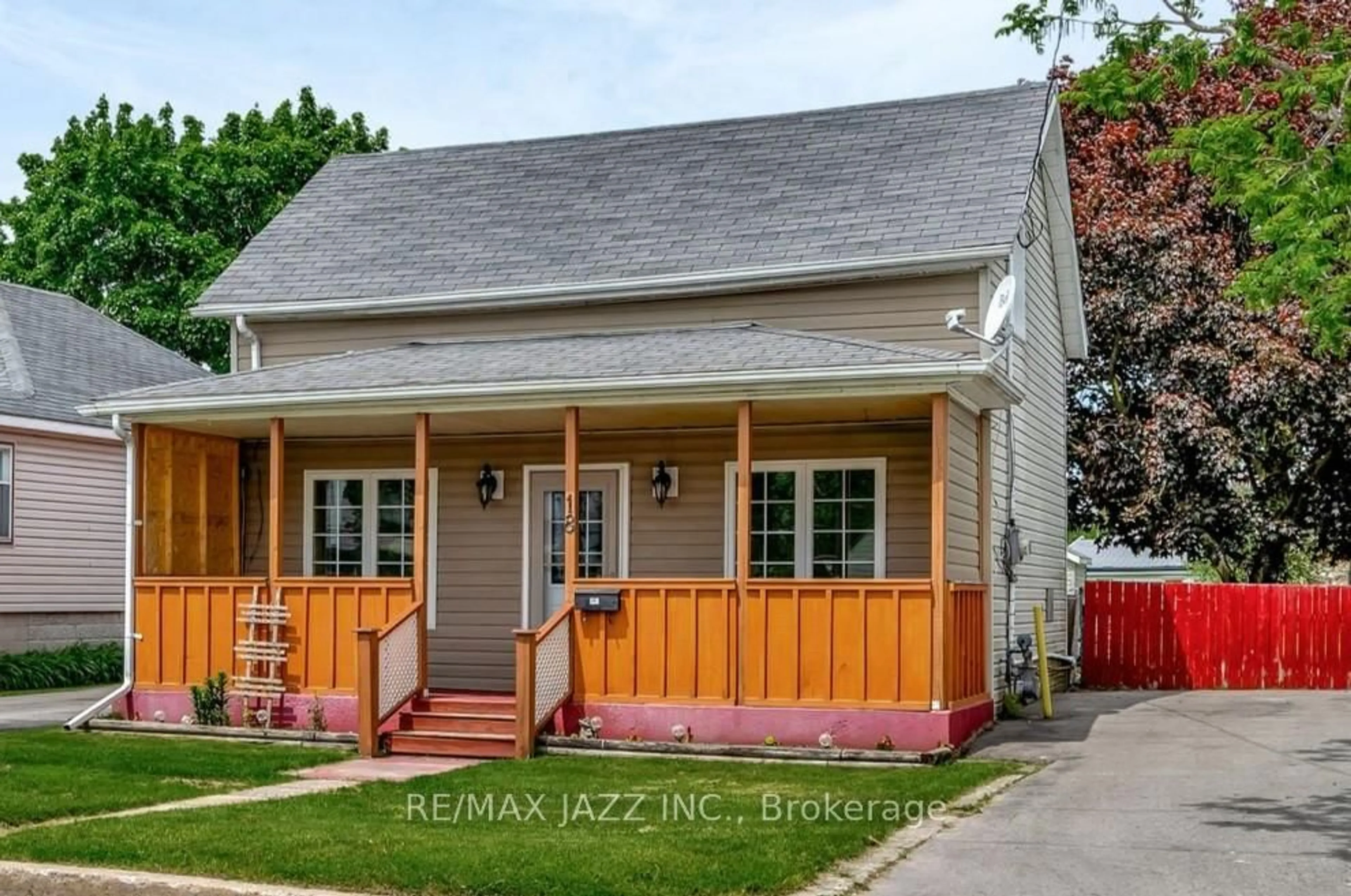 Home with vinyl exterior material, street for 18 College St, Quinte West Ontario K8V 1P7