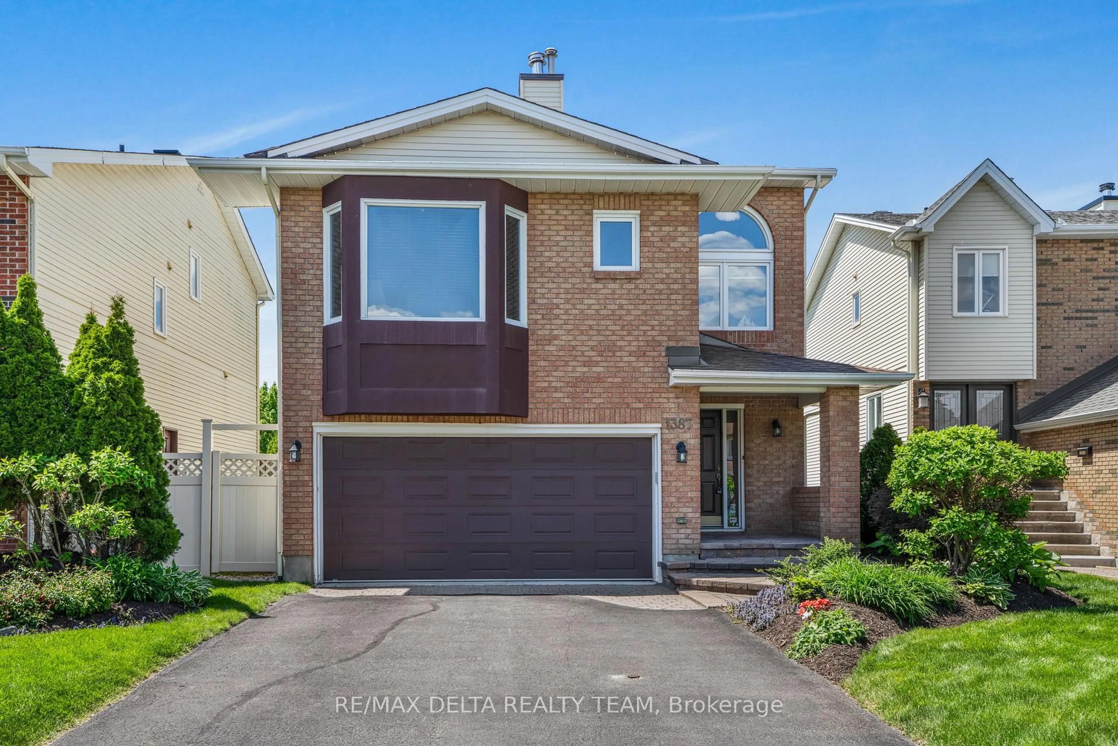 Home with vinyl exterior material, street for 1387 Norview Cres, Orleans Ontario K4A 1Y3