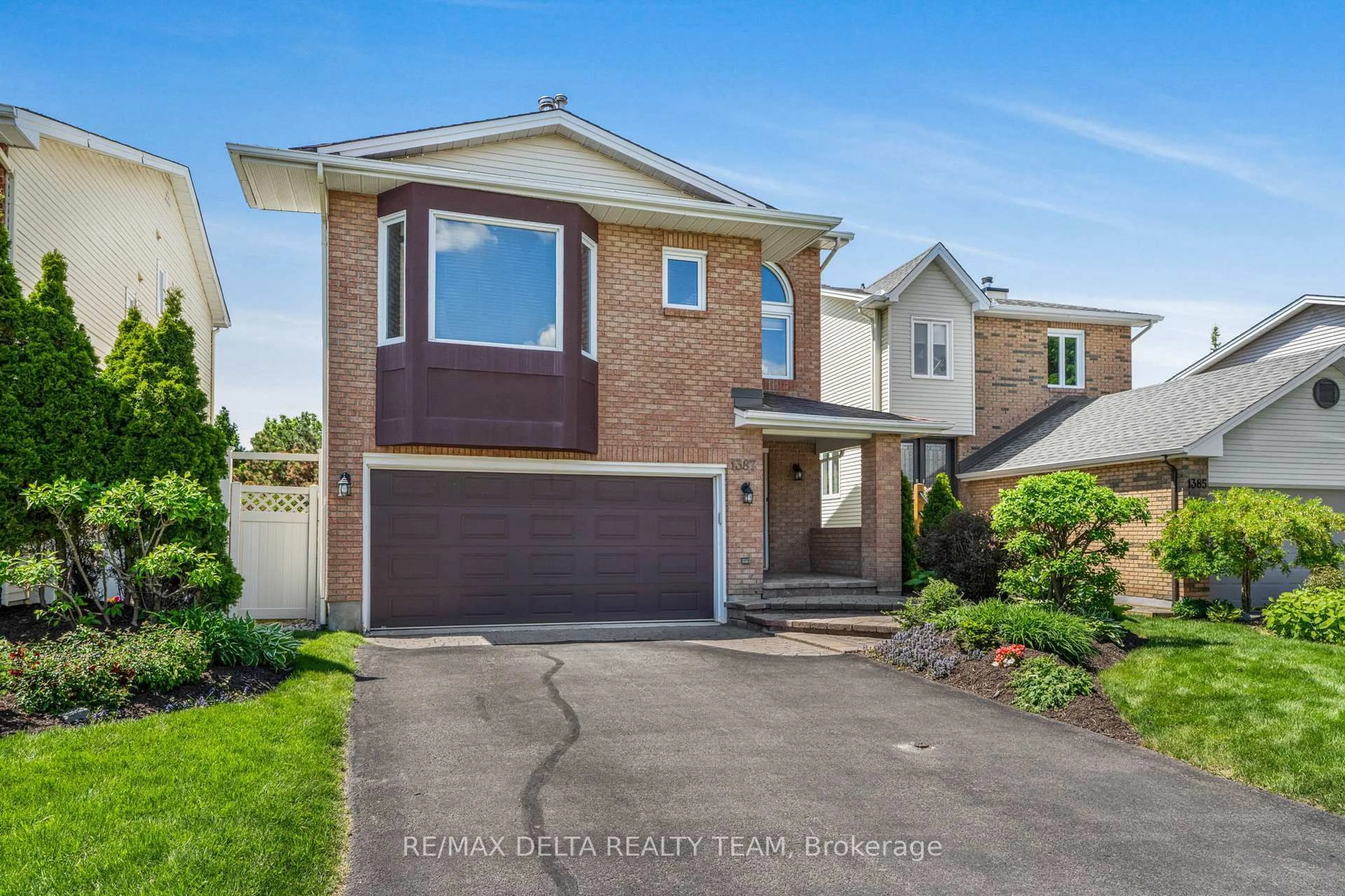 Home with vinyl exterior material, street for 1387 Norview Cres, Orleans Ontario K4A 1Y3