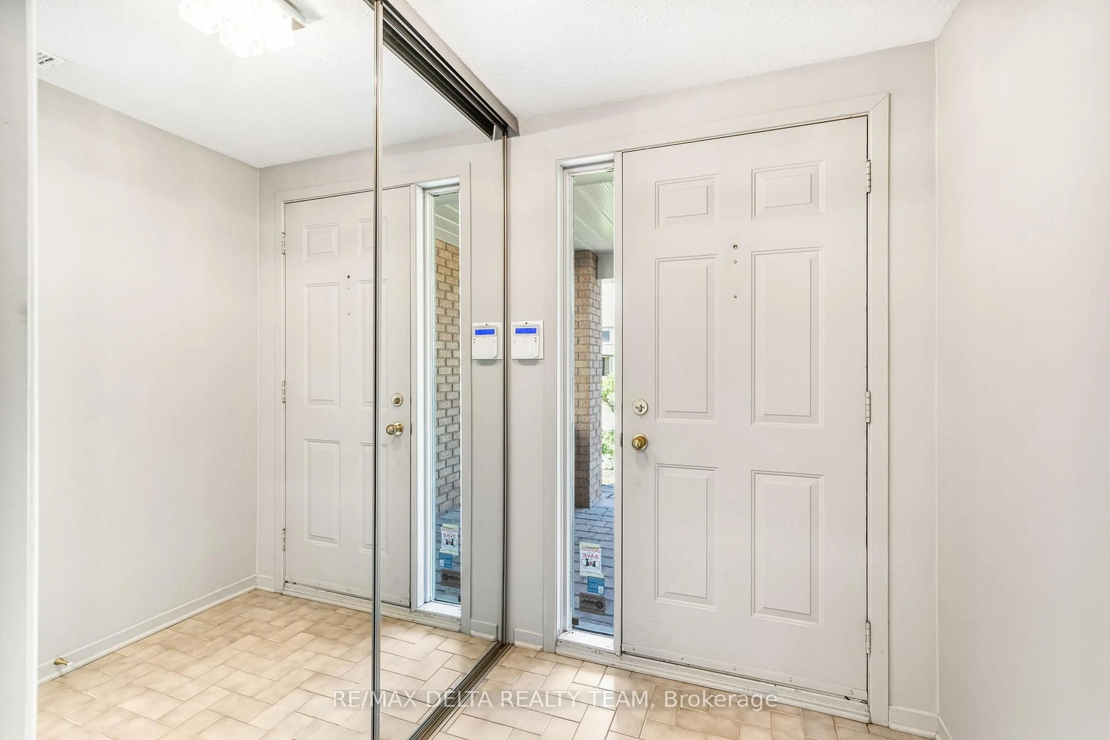 Indoor entryway for 1387 Norview Cres, Orleans Ontario K4A 1Y3