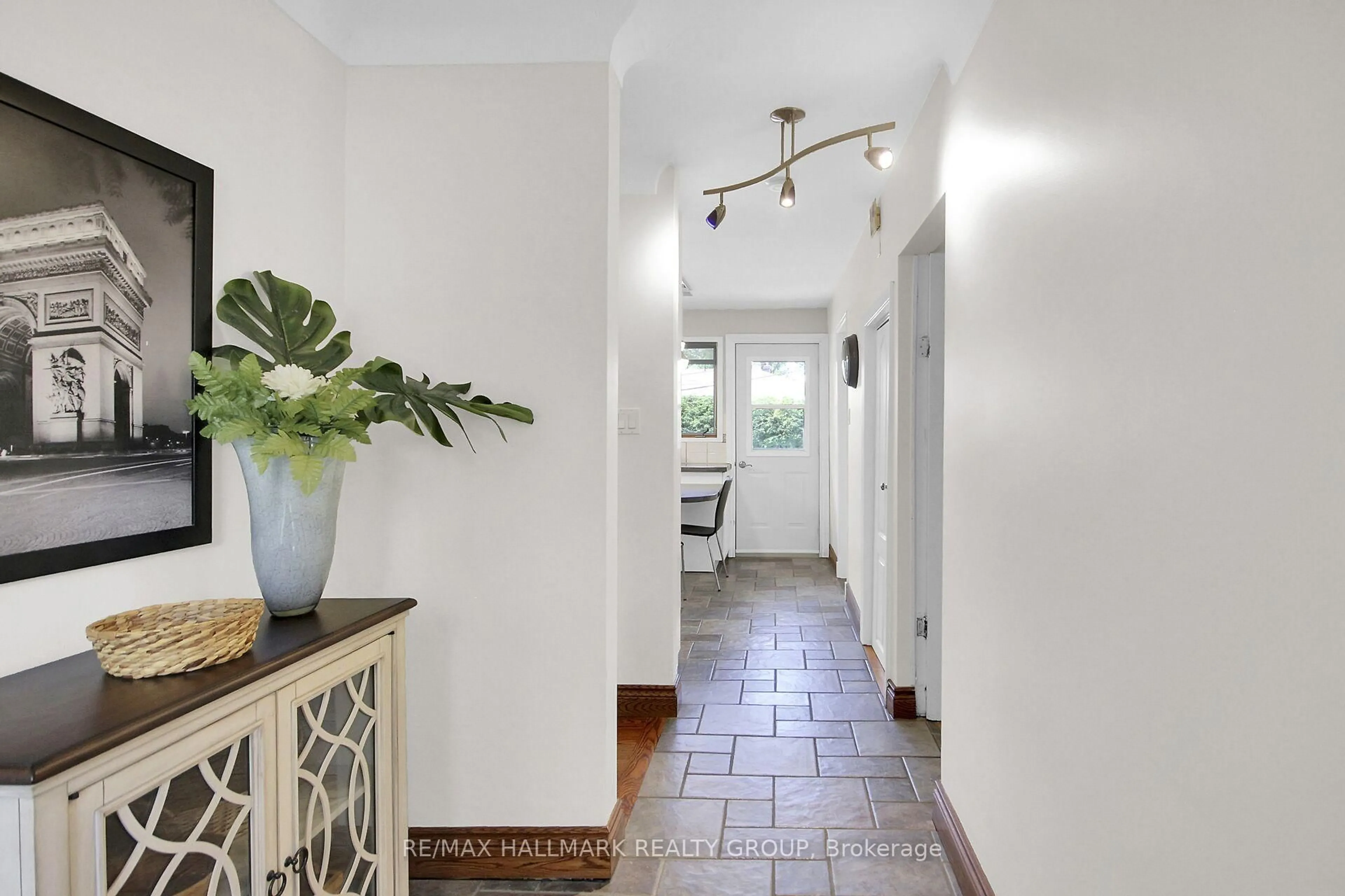 Indoor entryway for 27 Savuto Way, Ottawa Ontario K2G 2S9