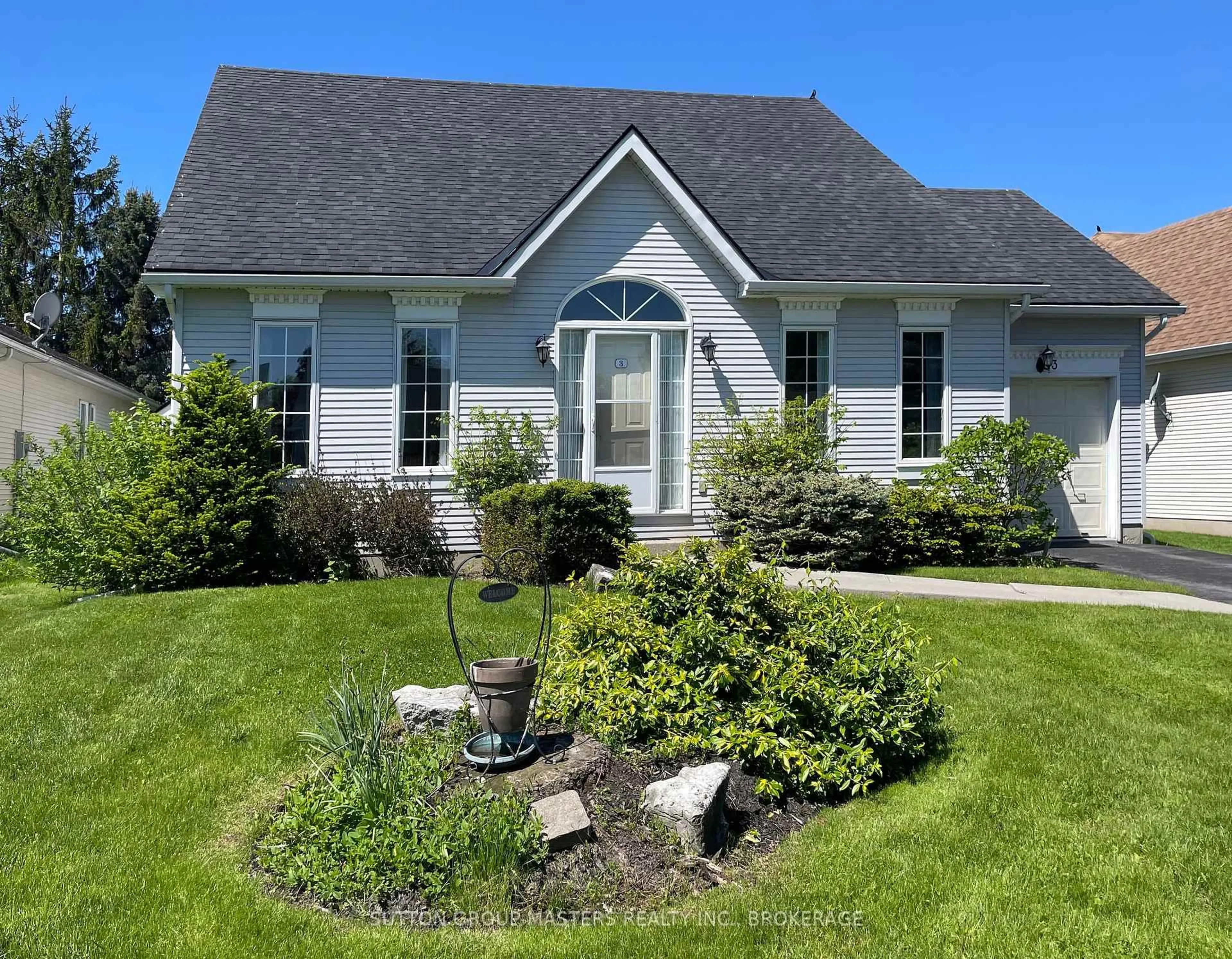 Home with vinyl exterior material, street for 3 Empire Crt, Bath Ontario K0H 1G0