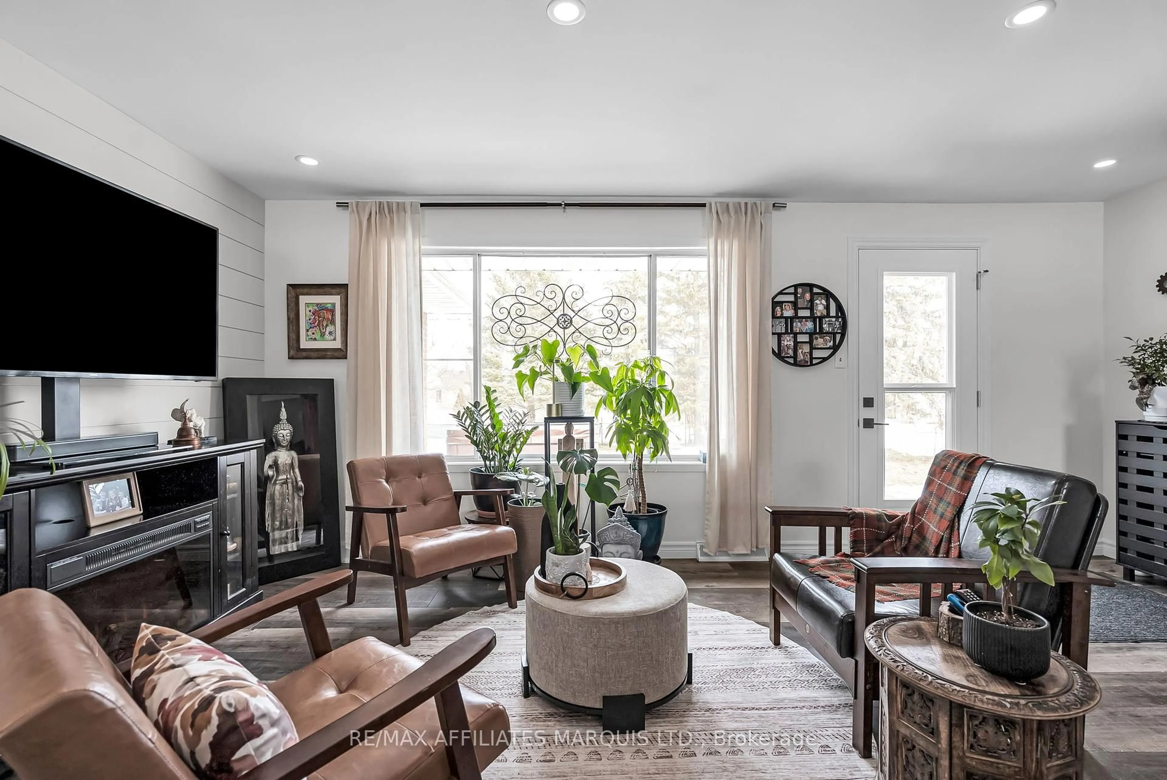 Living room with furniture, unknown for 1949 Belvedere Cres, Cornwall Ontario K6H 6L9