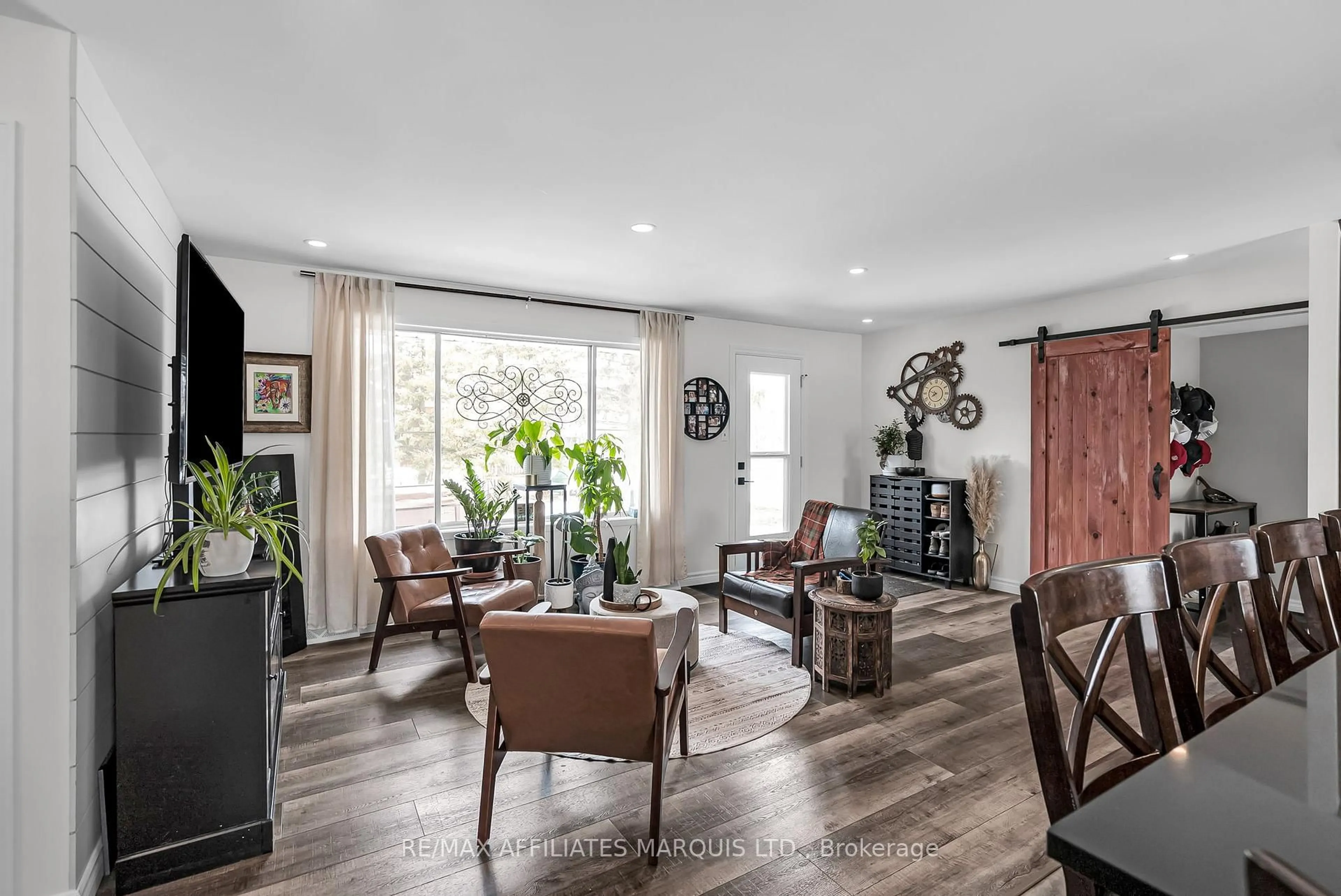 Living room with furniture, wood/laminate floor for 1949 Belvedere Cres, Cornwall Ontario K6H 6L9
