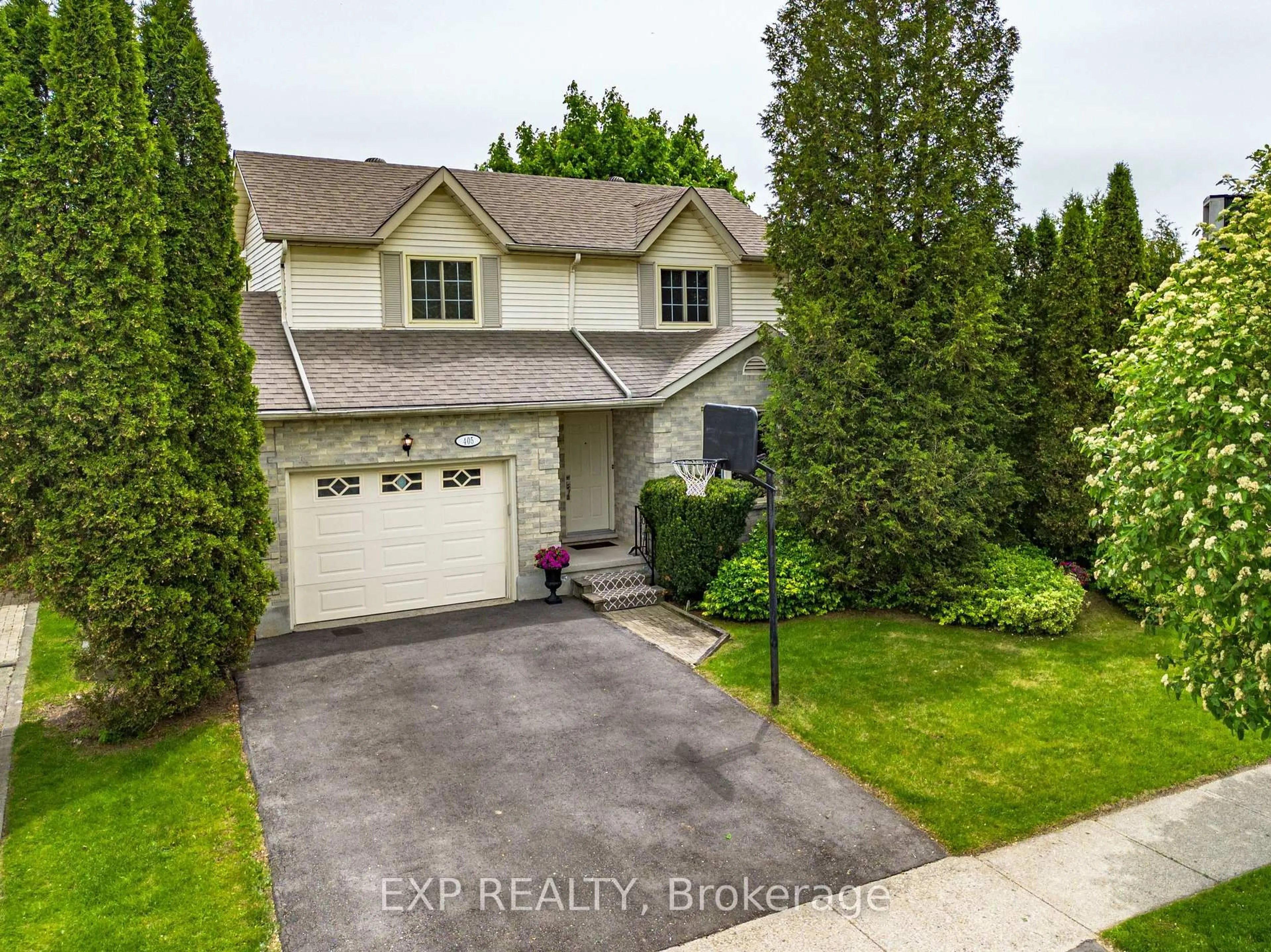 A pic from outside/outdoor area/front of a property/back of a property/a pic from drone, street for 405 Wintergreen Dr, Waterloo Ontario N2V 1L7