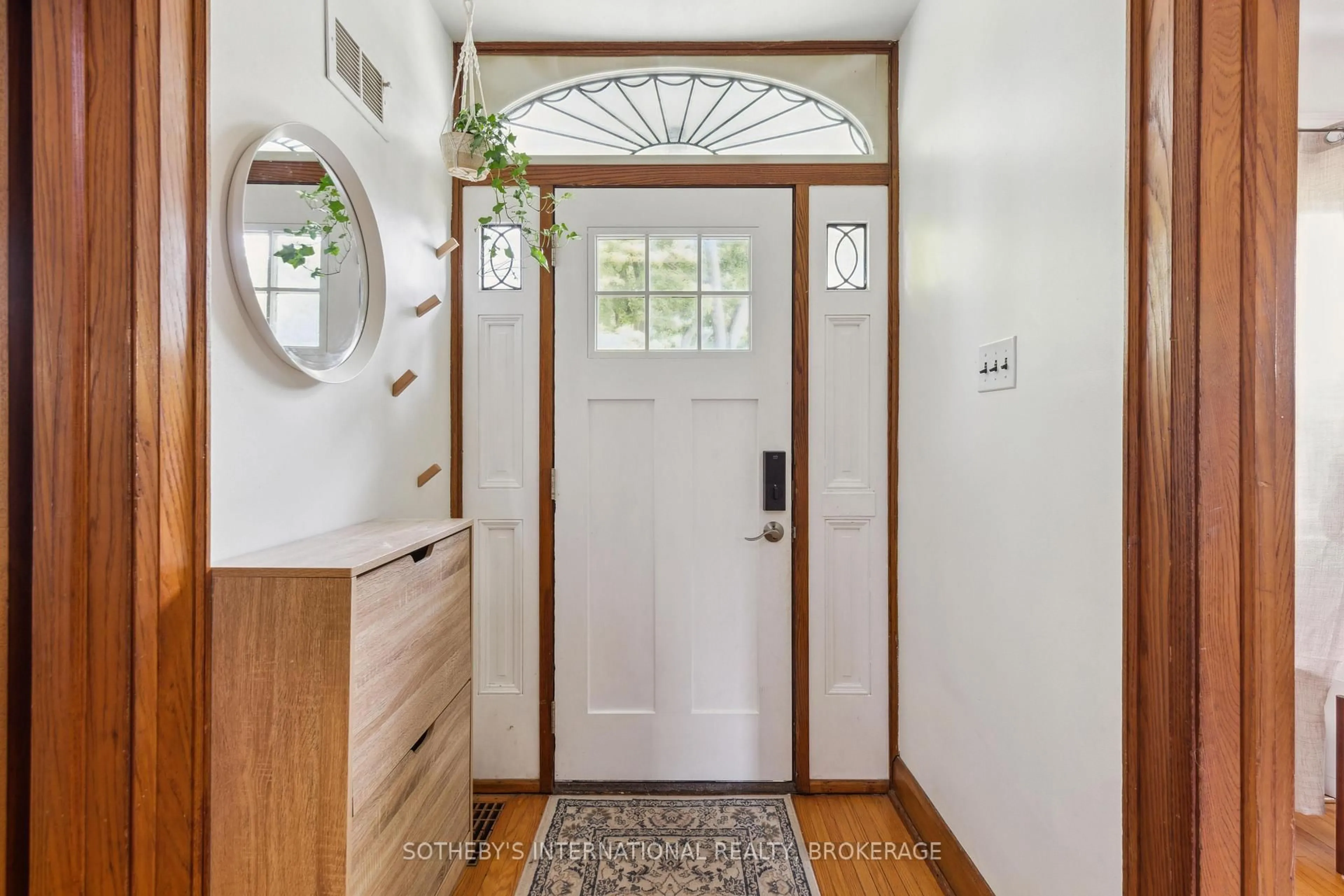 Indoor entryway for 16 Thairs Ave, St. Catharines Ontario L2R 6P1