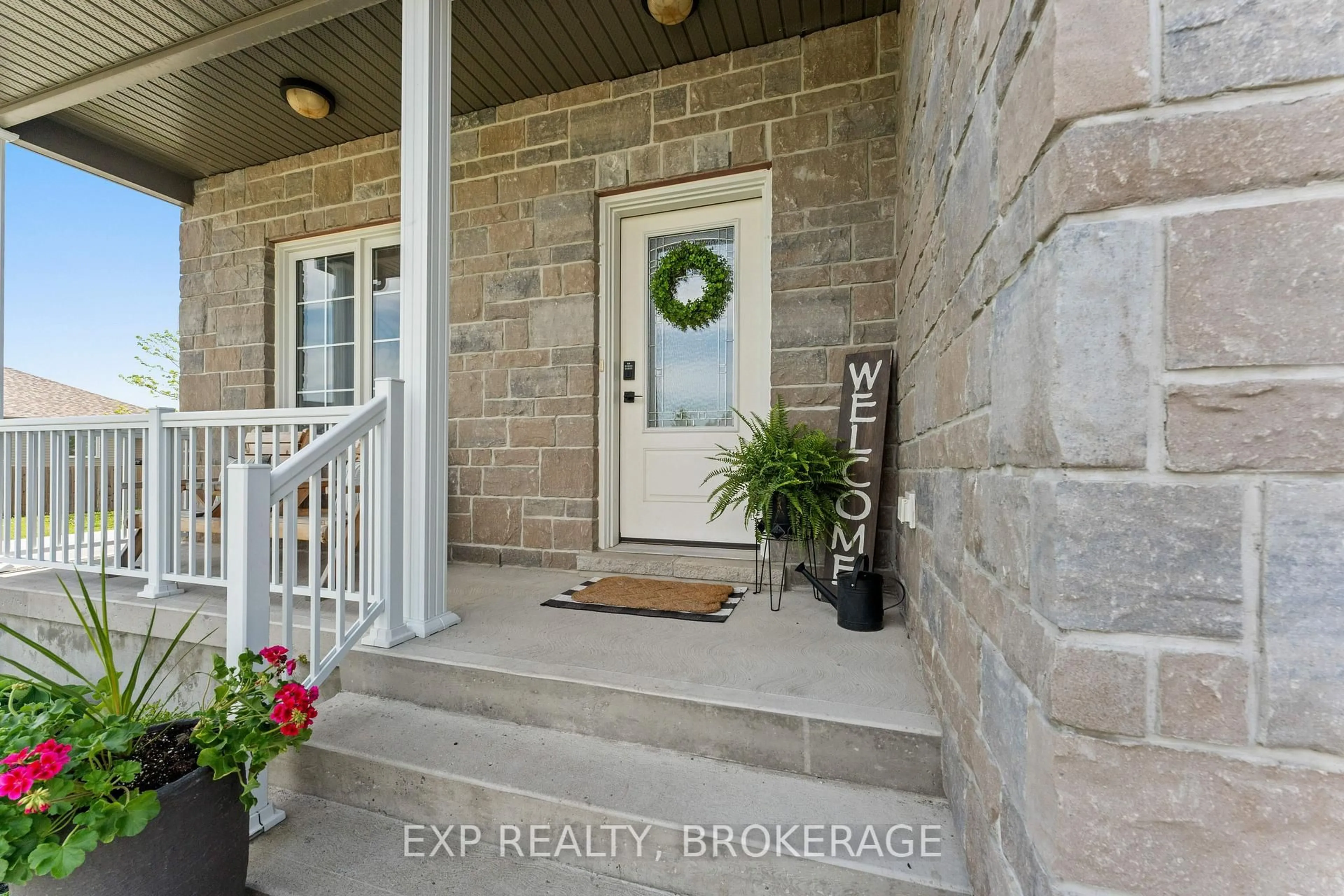 Indoor entryway for 125 SAUL St, Bissett Creek Ontario K0H 2H0