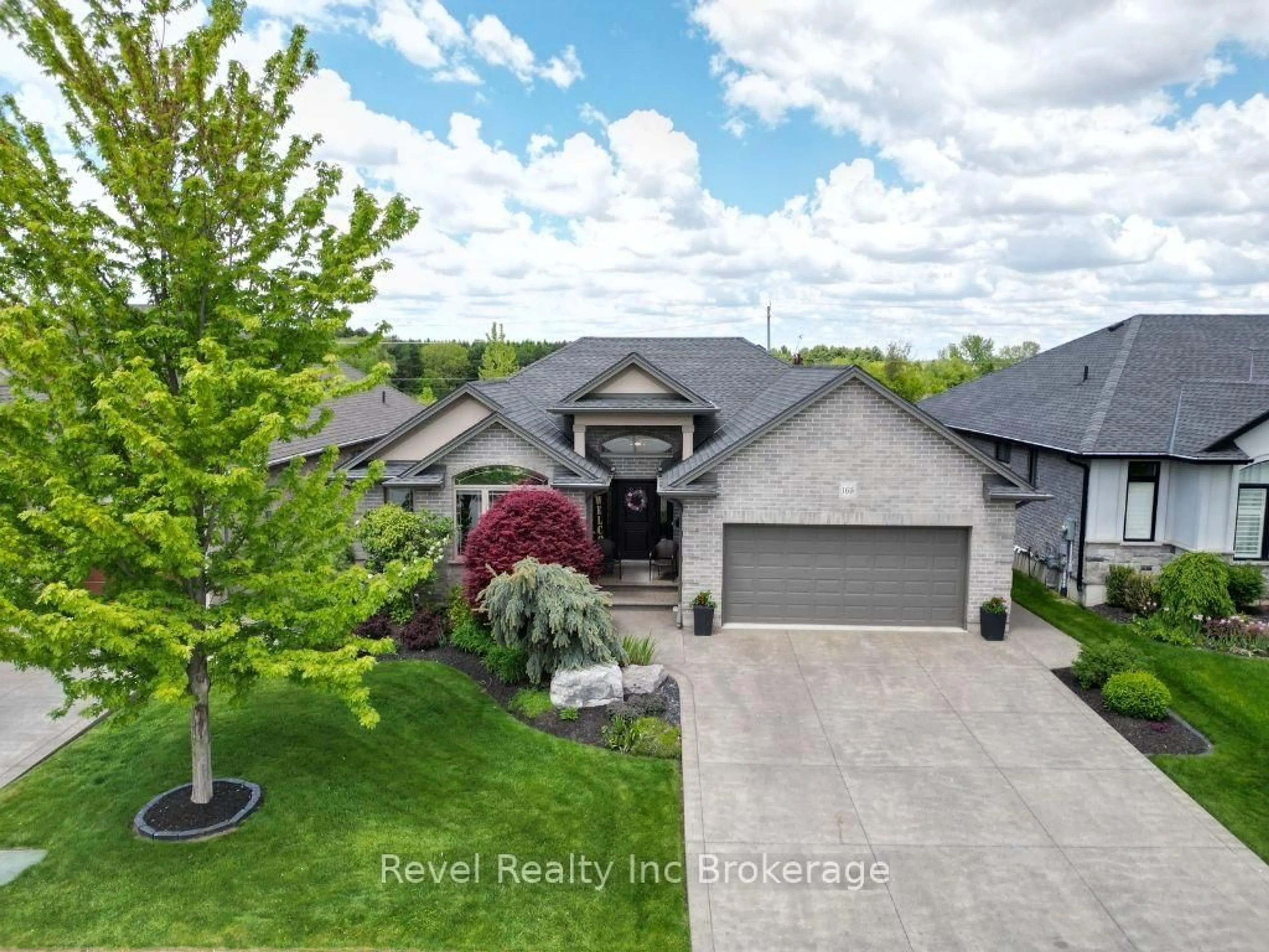 A pic from outside/outdoor area/front of a property/back of a property/a pic from drone, street for 165 Juno Cres, Woodstock Ontario N4T 0H6