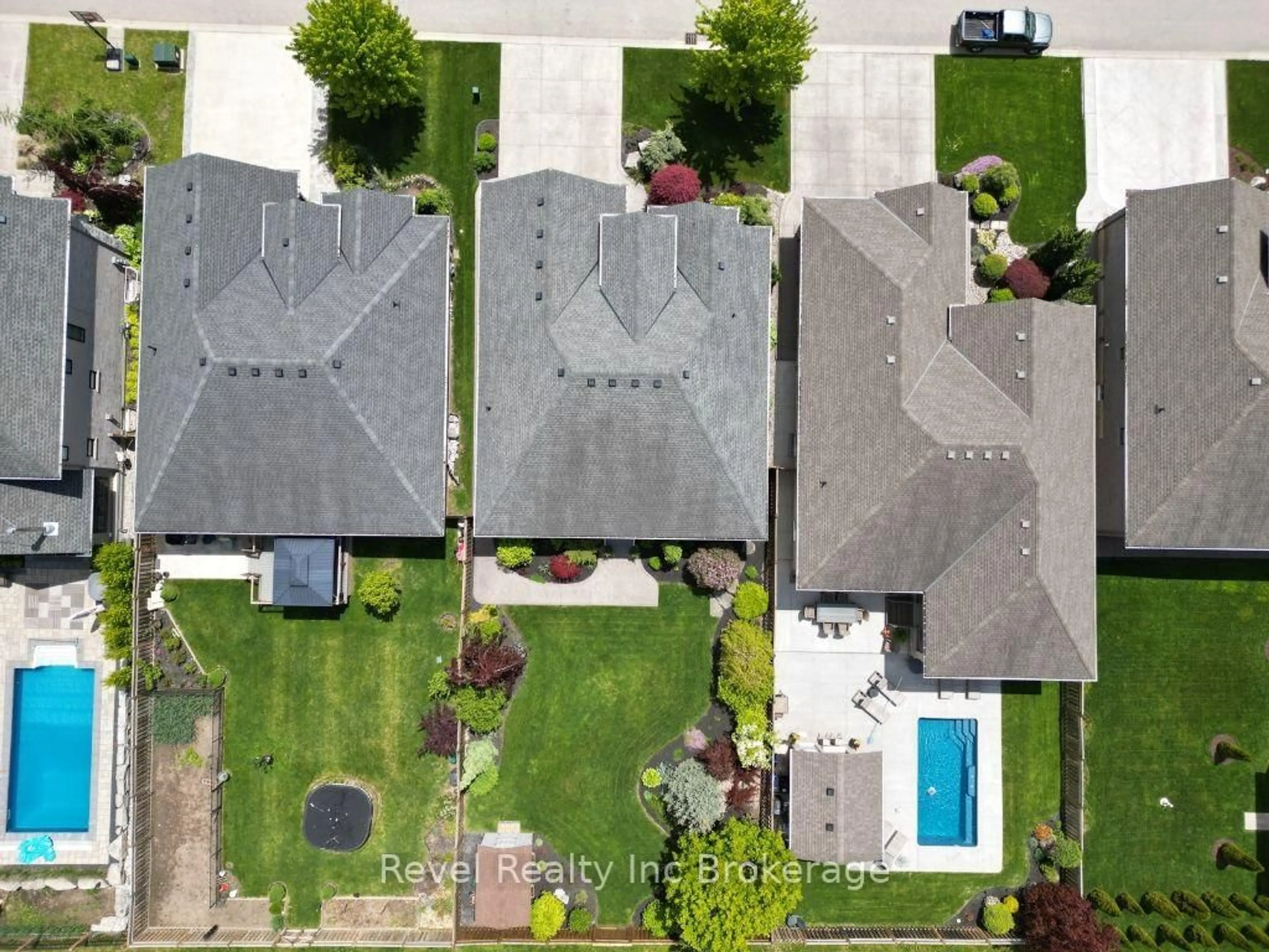 A pic from outside/outdoor area/front of a property/back of a property/a pic from drone, street for 165 Juno Cres, Woodstock Ontario N4T 0H6