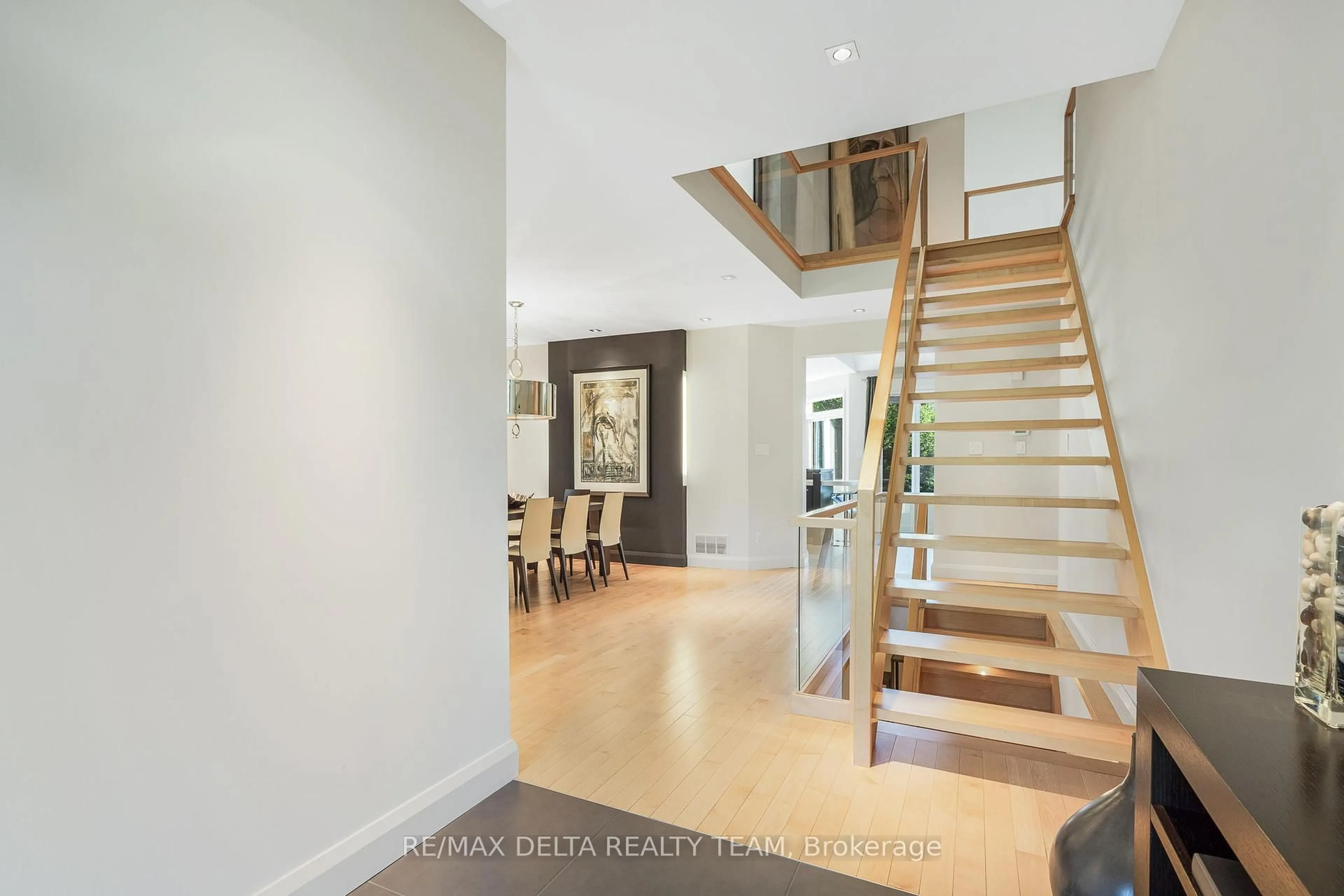 Indoor foyer for 1703 Des Sapins Gdns, Ottawa Ontario K1C 8E3