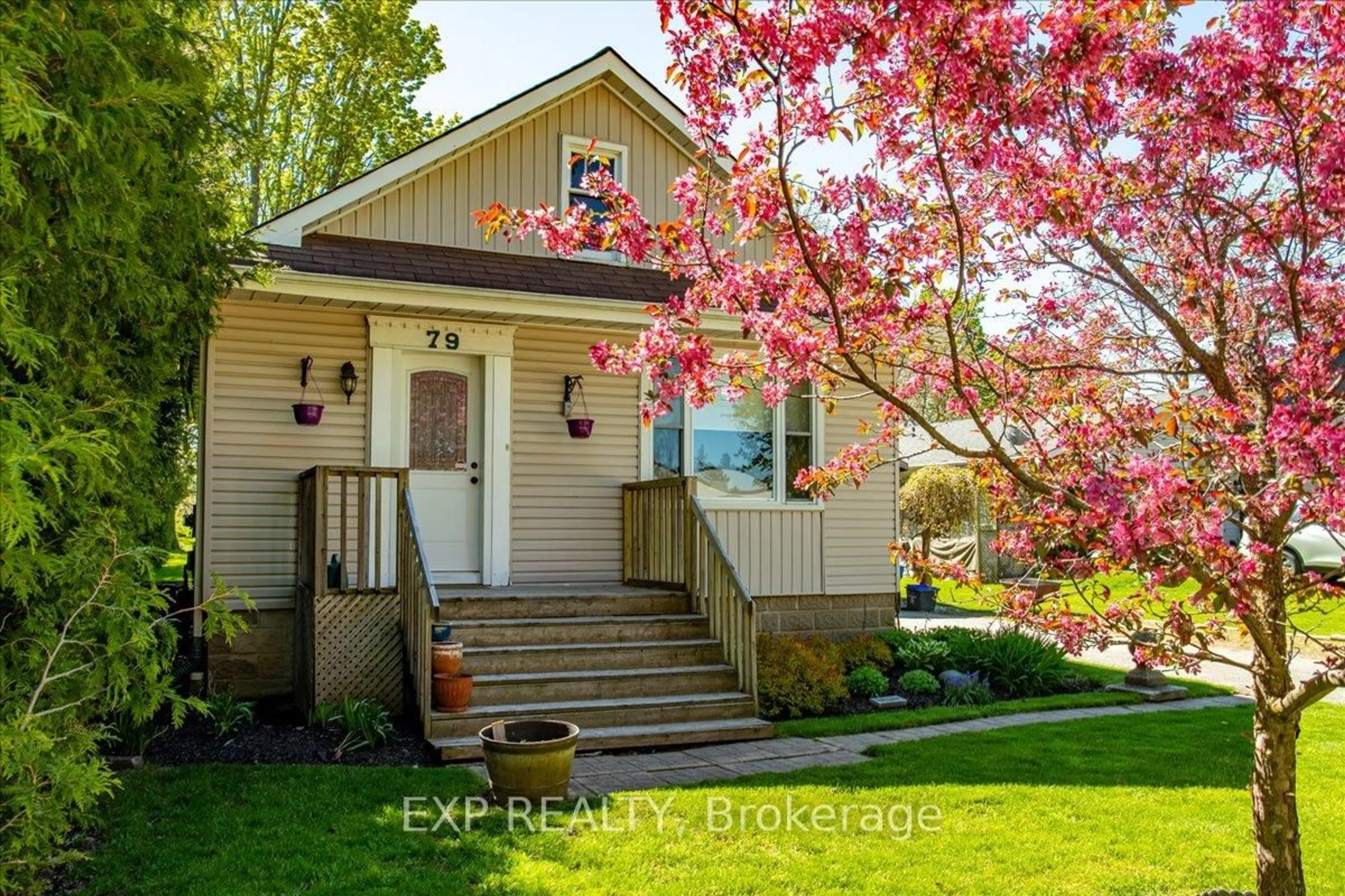 Indoor entryway for 79 Elma St, Blue Mountains Ontario N0H 2P0