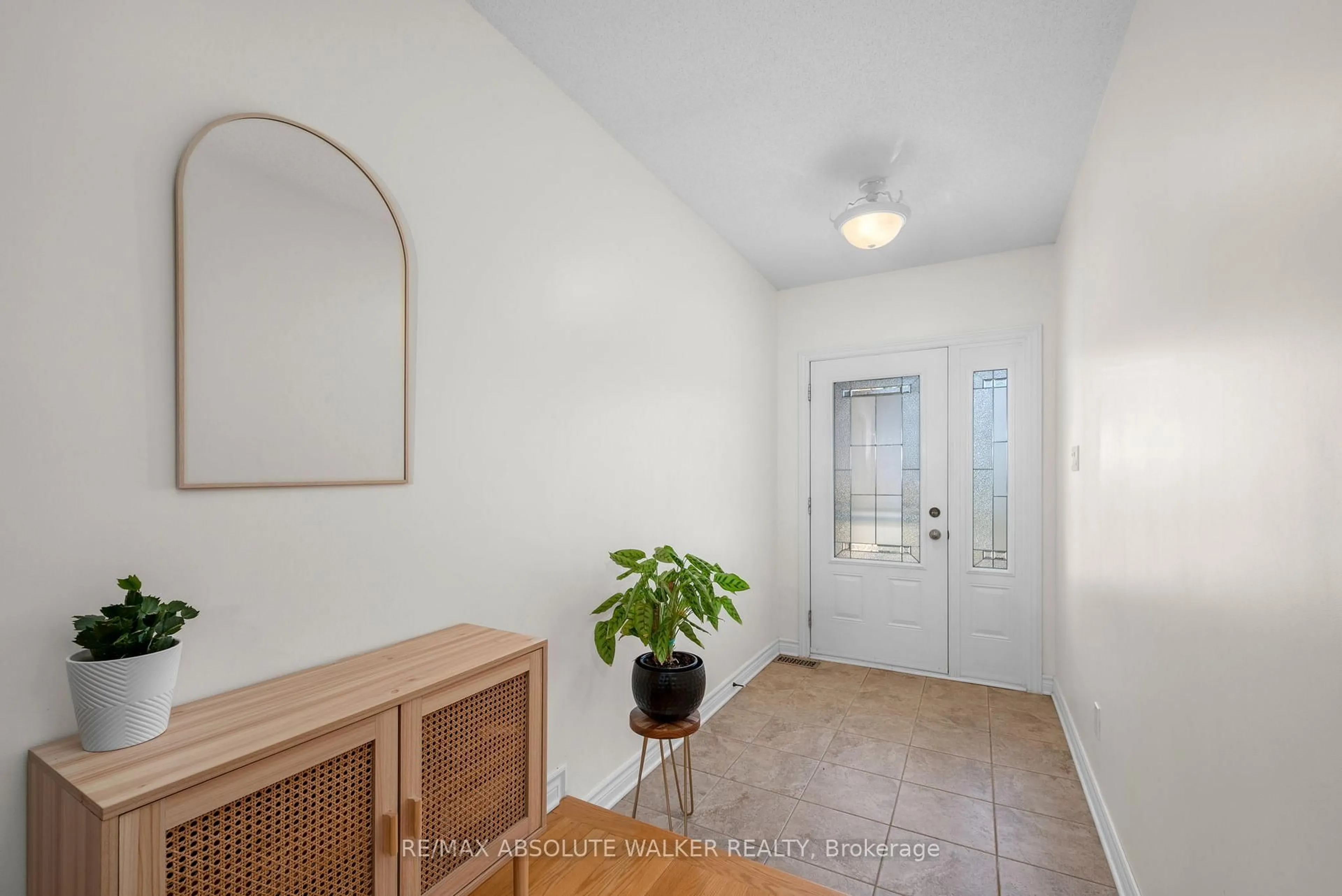 Indoor entryway for 17 Gaslight Way, Russell Ontario K4R 0A7