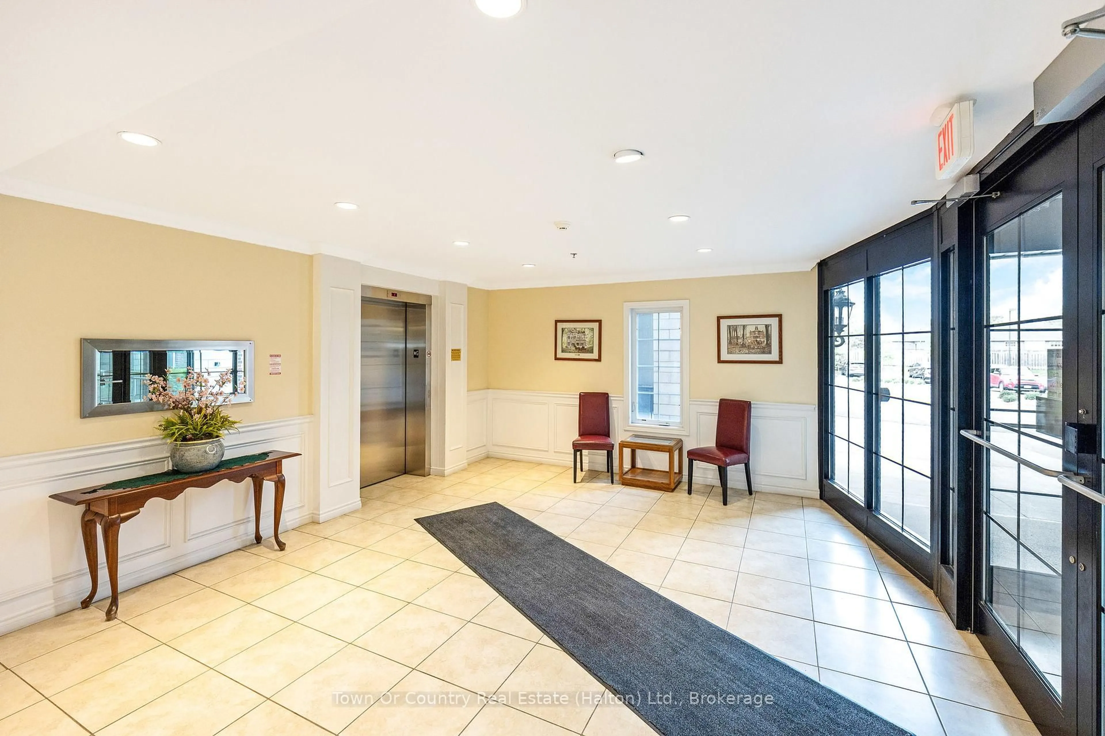 Indoor foyer for 308 Watson Pkwy #311, Guelph Ontario N1E 0G7