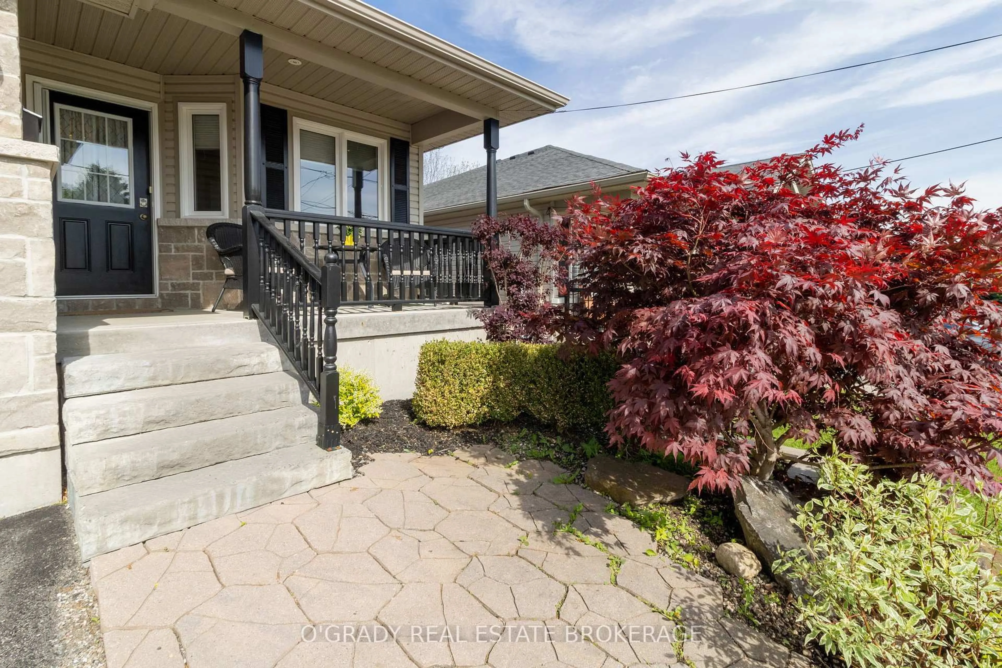 Patio, mountain view for 35A Centre St, Brockville Ontario K6V 5S6