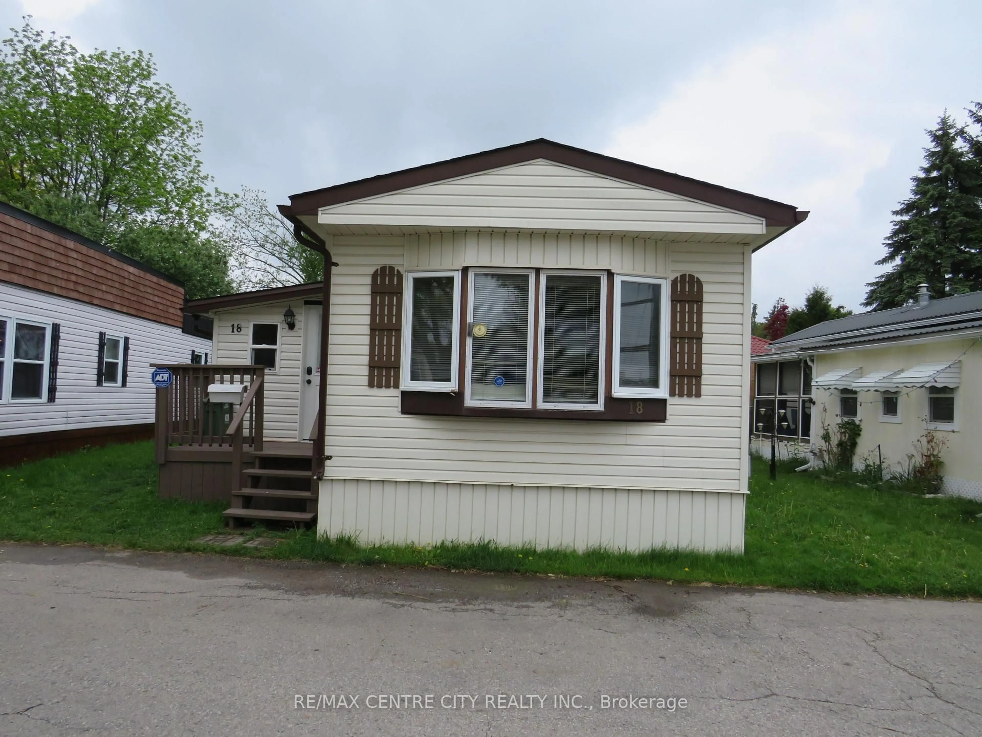 Home with vinyl exterior material, street for 2189 Dundas St #18, London East Ontario N5V 1H3