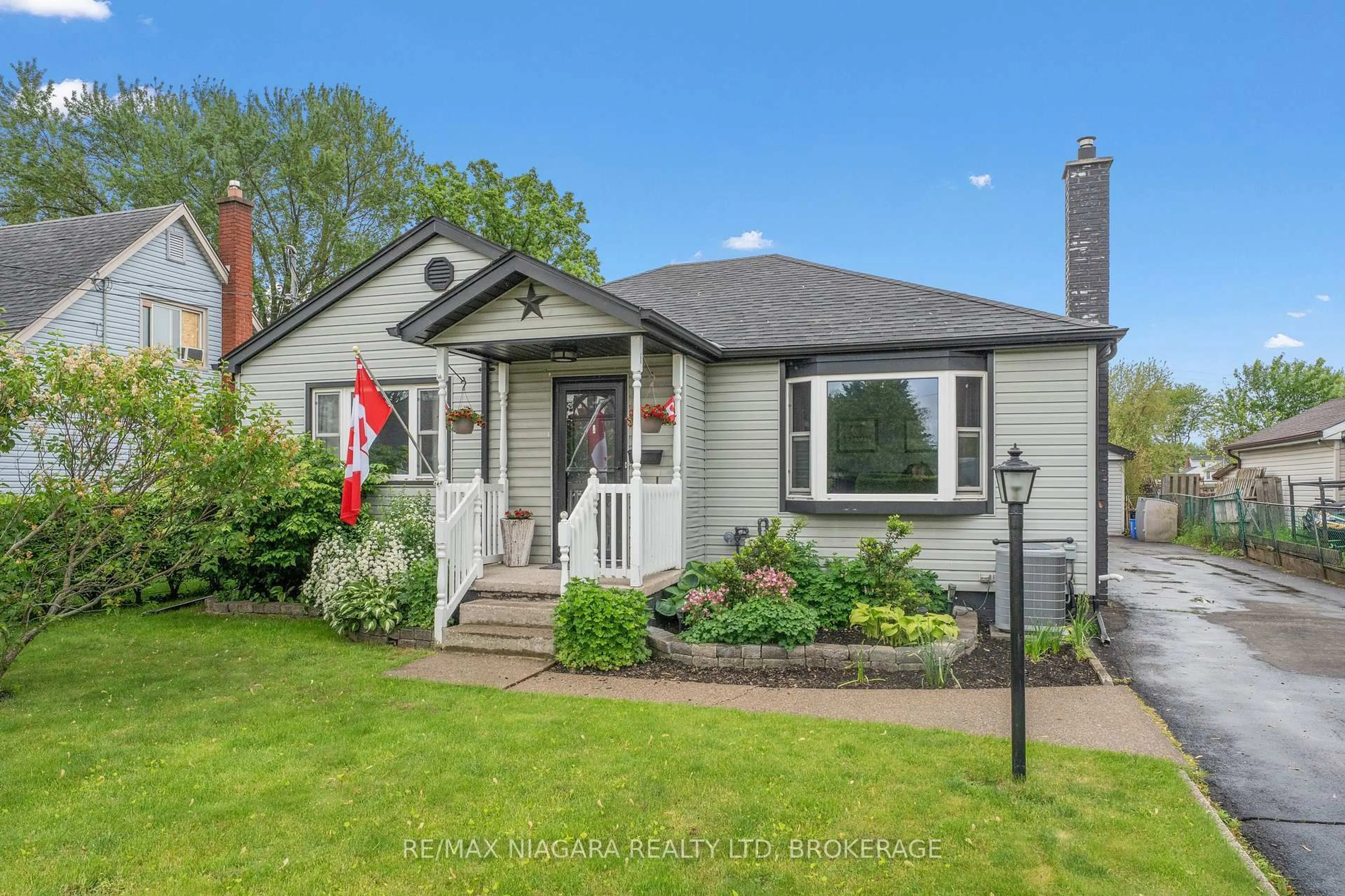 Home with vinyl exterior material, street for 6092 Harold St, Niagara Falls Ontario L2J 1M5
