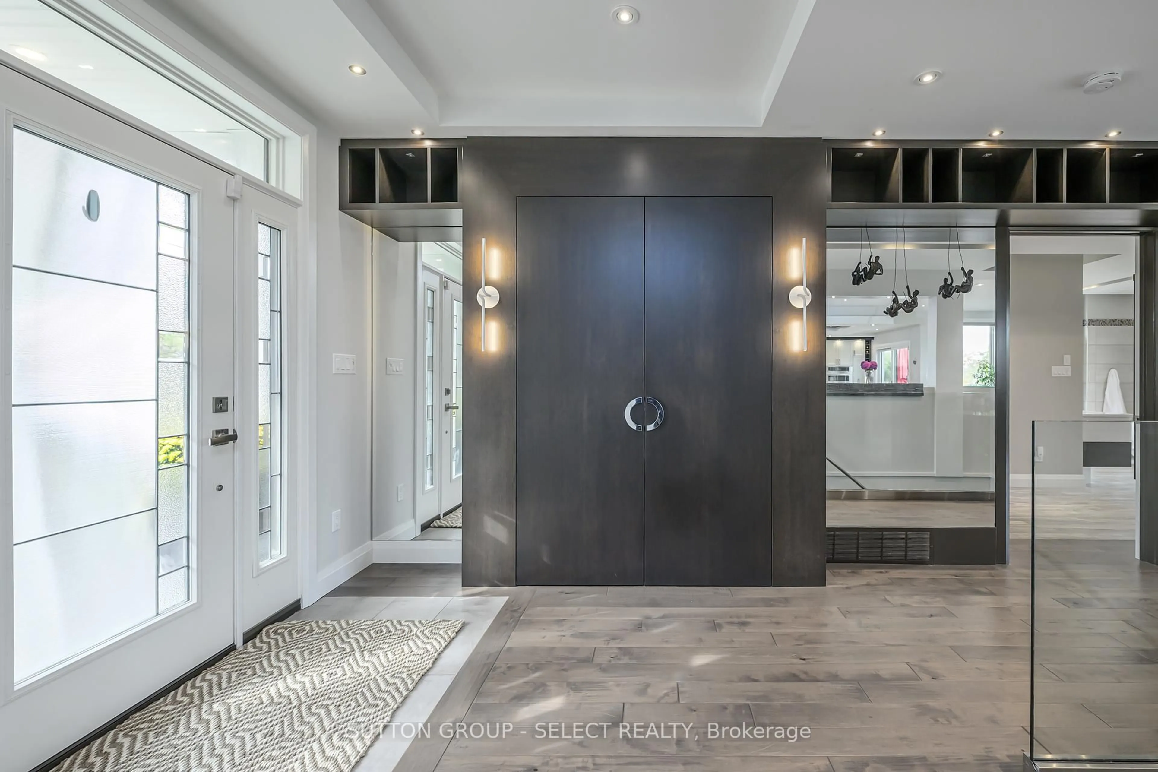 Indoor entryway for 220 Commissioners Rd, London South Ontario N6C 2T1