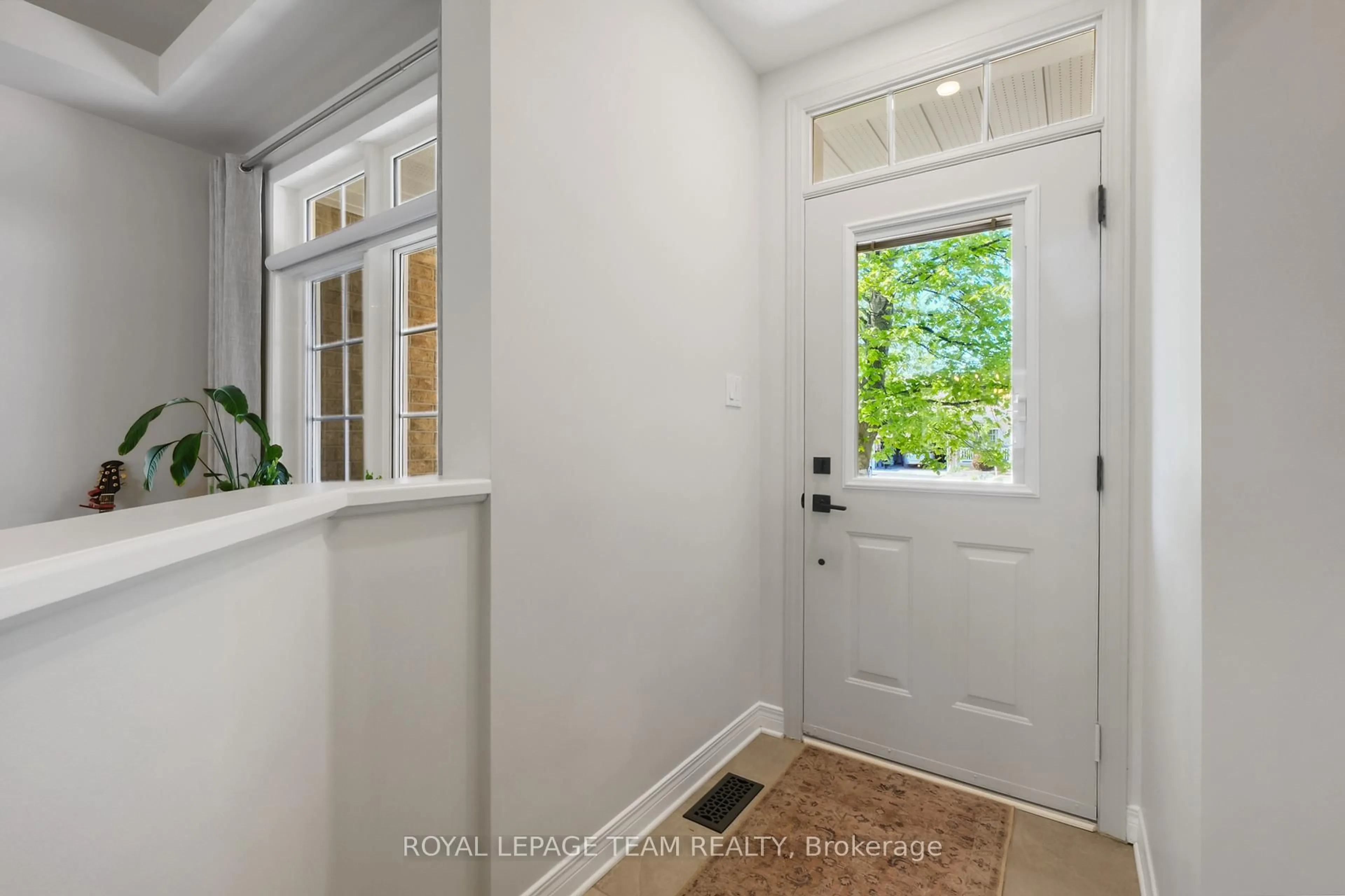 Indoor entryway for 50 Sable Run Dr, Ottawa Ontario K2S 1W7