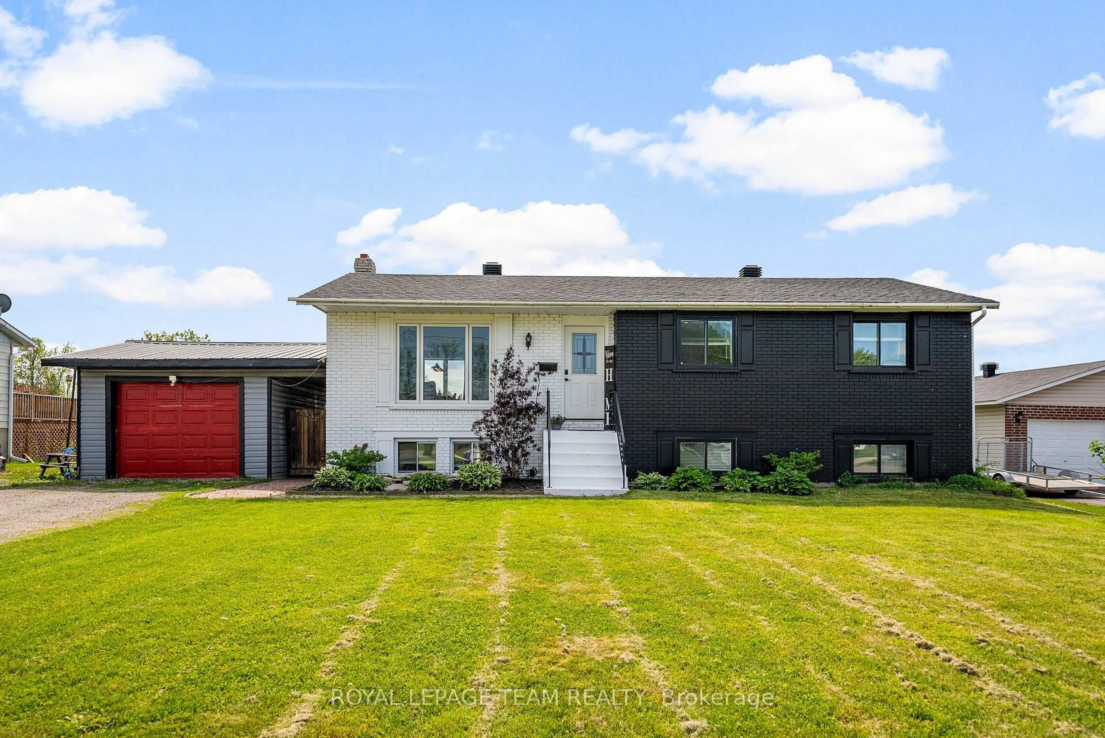 A pic from outside/outdoor area/front of a property/back of a property/a pic from drone, street for 40 Meadowbrook Dr, Pembroke Ontario K8A 7C3